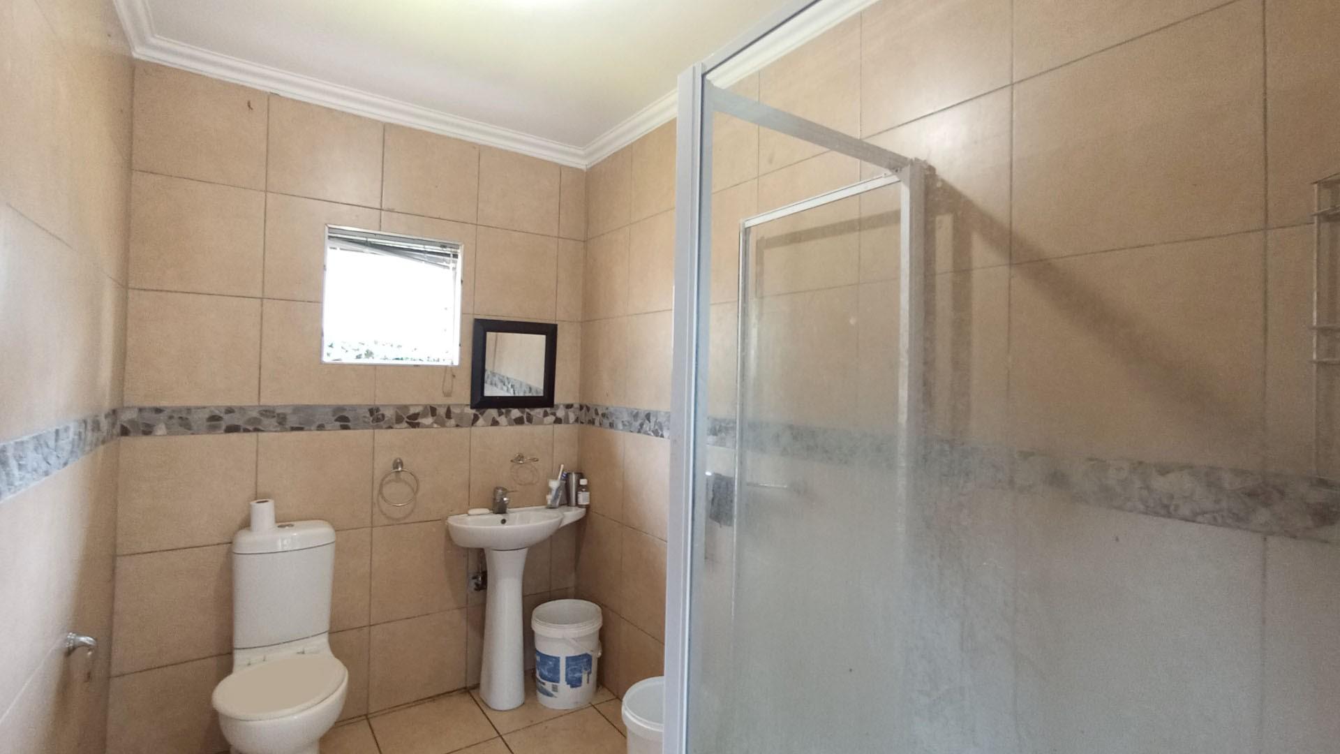Bathroom 1 - 9 square meters of property in Moseley