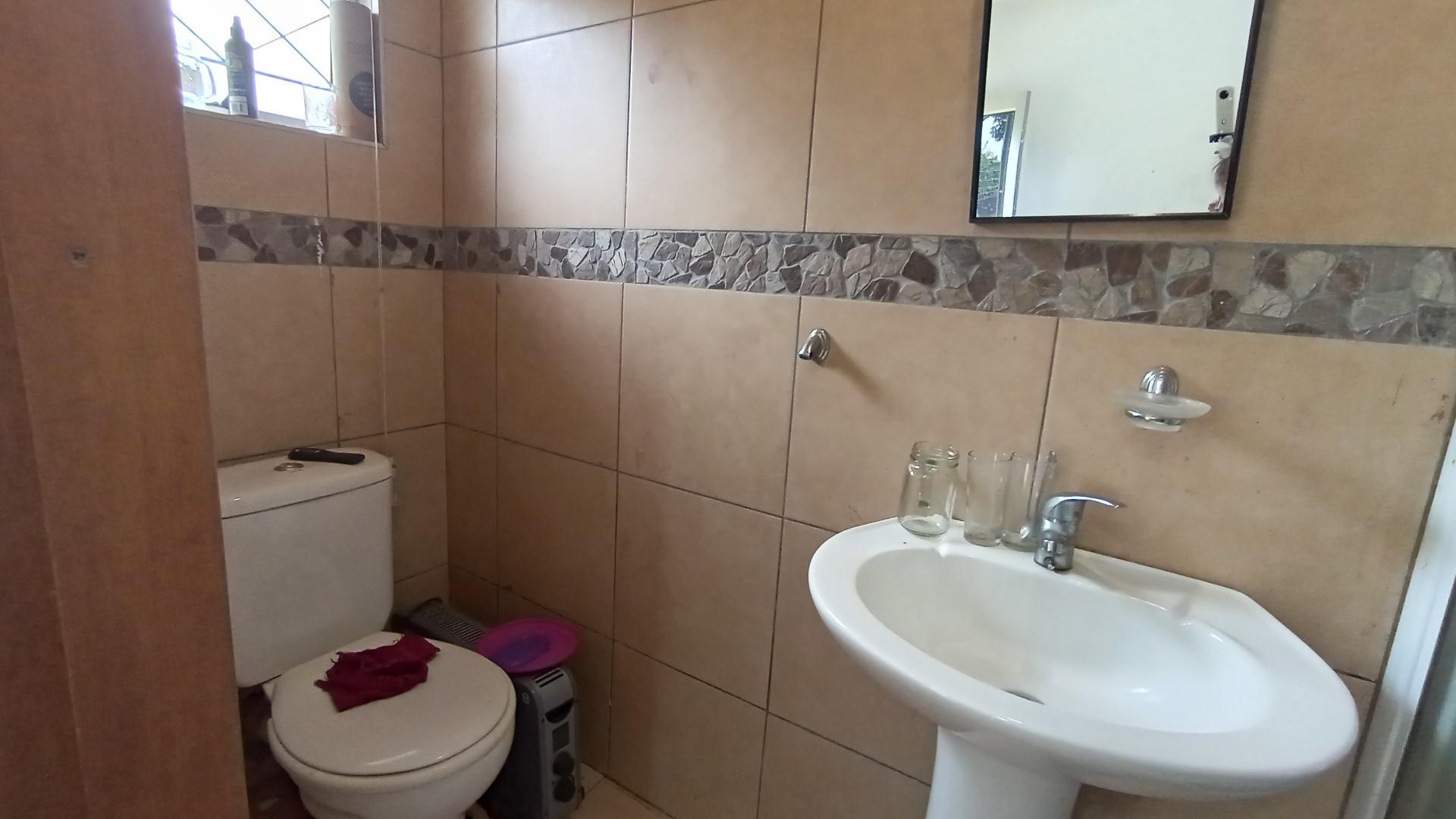 Bathroom 2 - 11 square meters of property in Moseley
