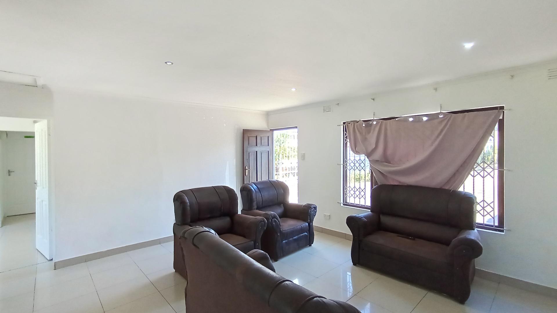 Lounges - 25 square meters of property in Escombe 
