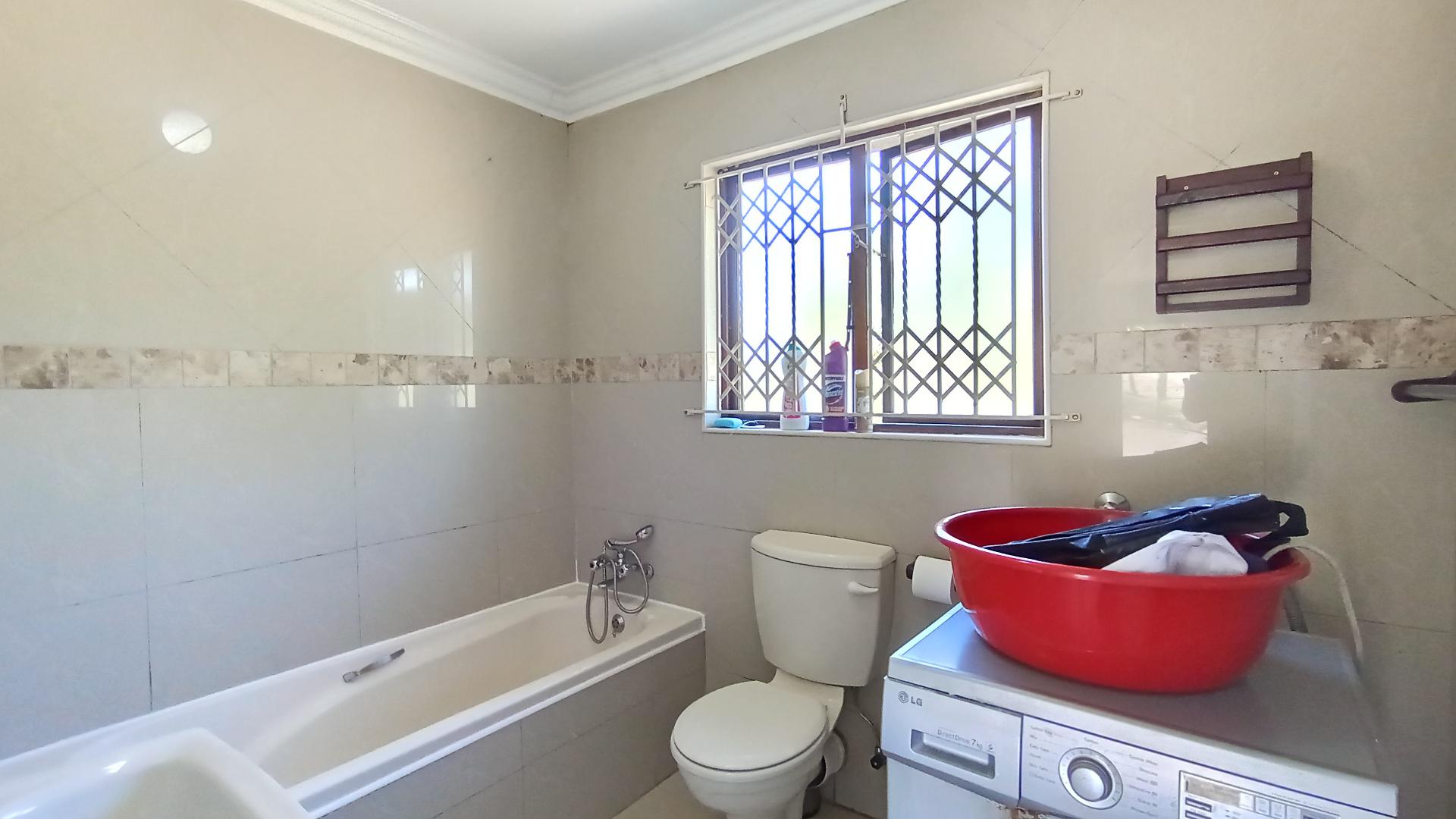 Bathroom 1 - 7 square meters of property in Escombe 