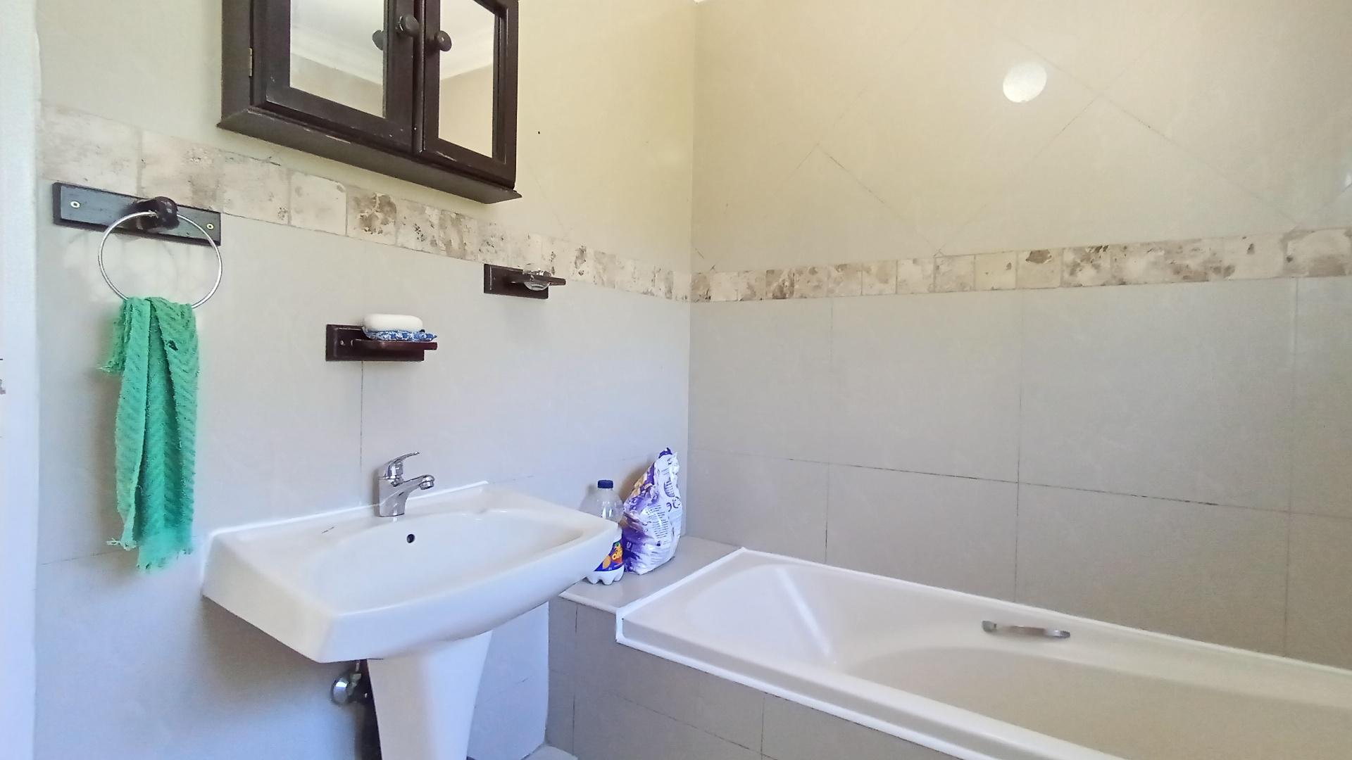 Bathroom 1 - 7 square meters of property in Escombe 