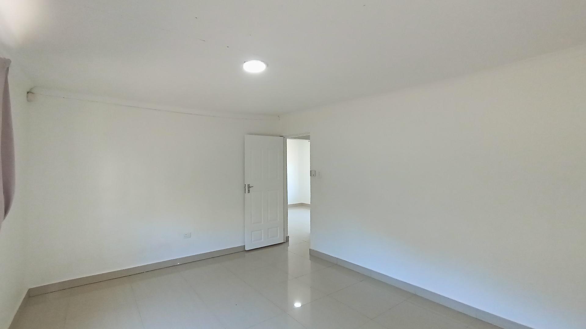 Main Bedroom - 19 square meters of property in Escombe 