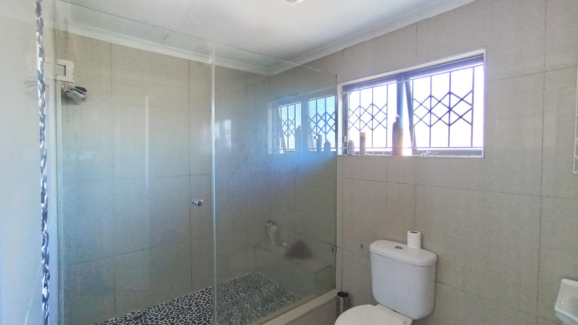 Main Bathroom - 7 square meters of property in Escombe 