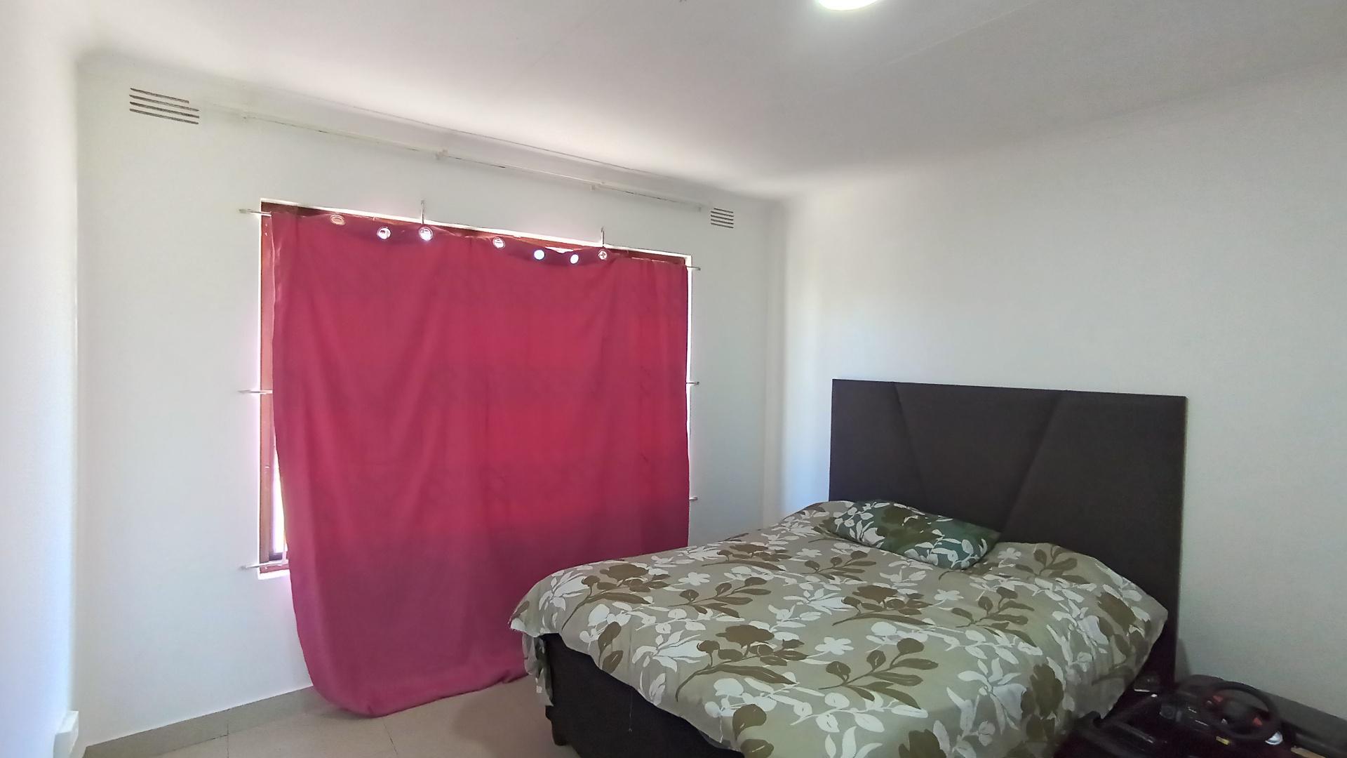 Bed Room 2 - 12 square meters of property in Escombe 