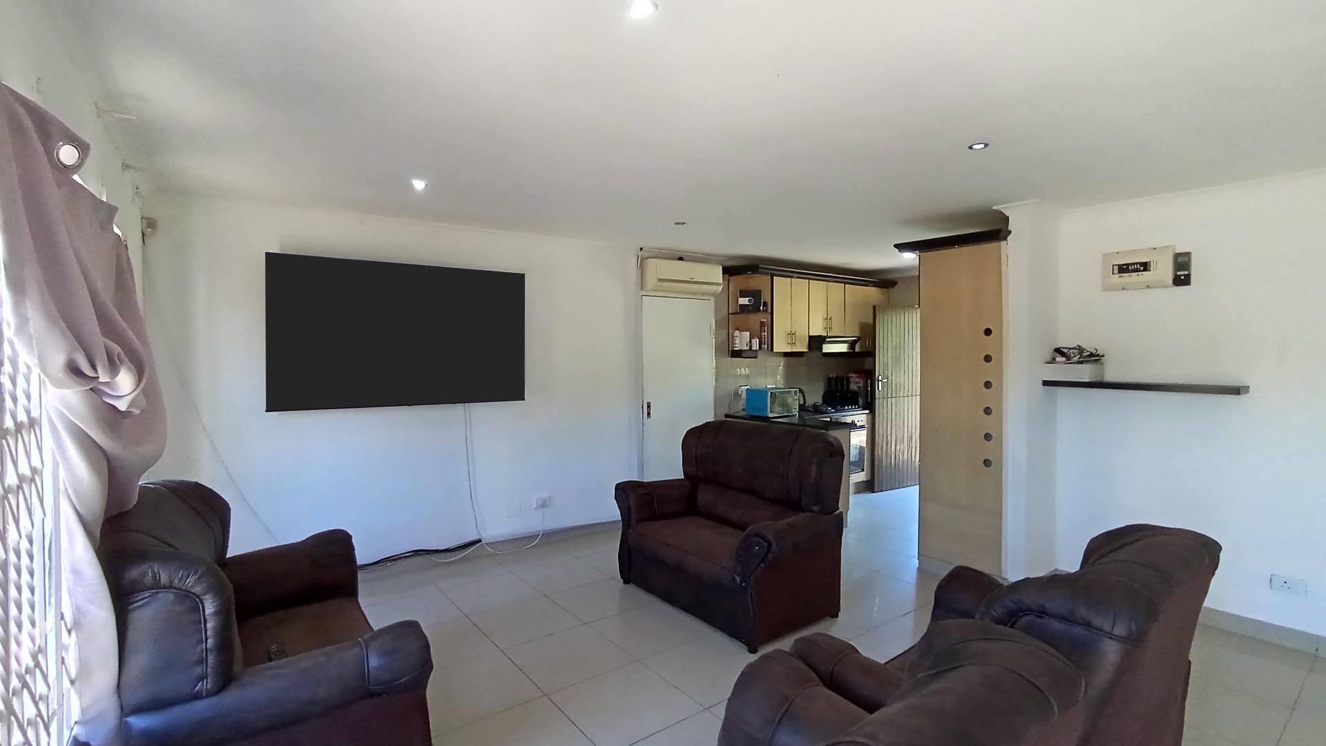Lounges - 25 square meters of property in Escombe 