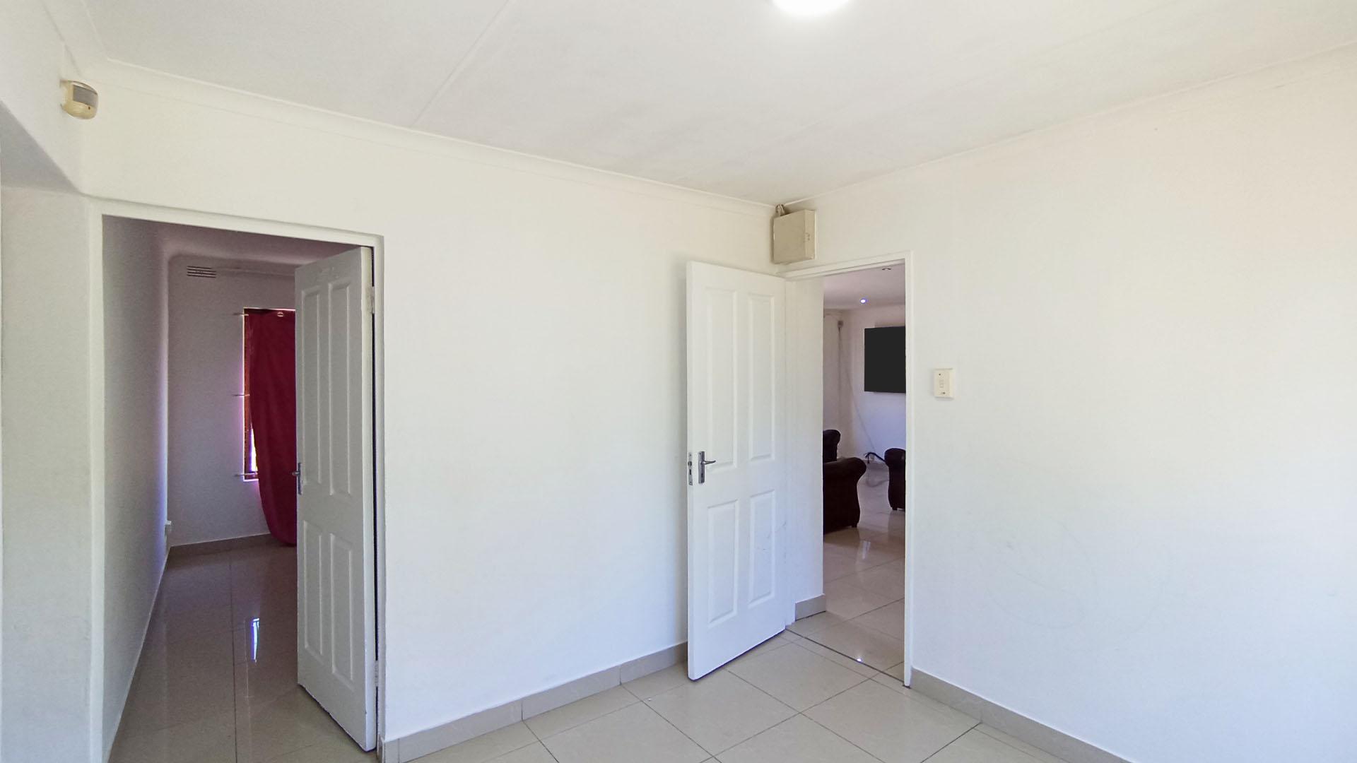 Dining Room - 11 square meters of property in Escombe 