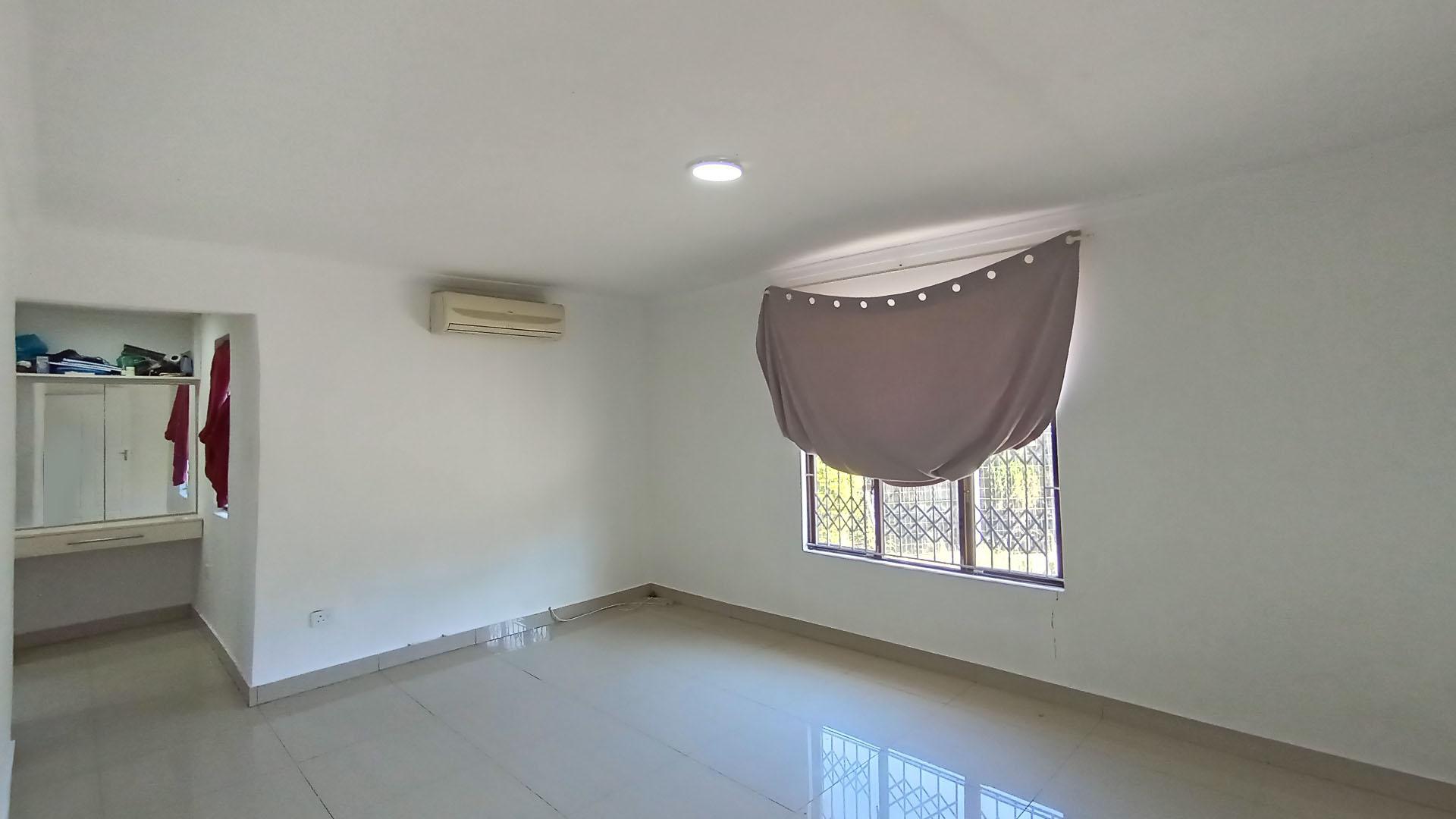 Main Bedroom - 19 square meters of property in Escombe 