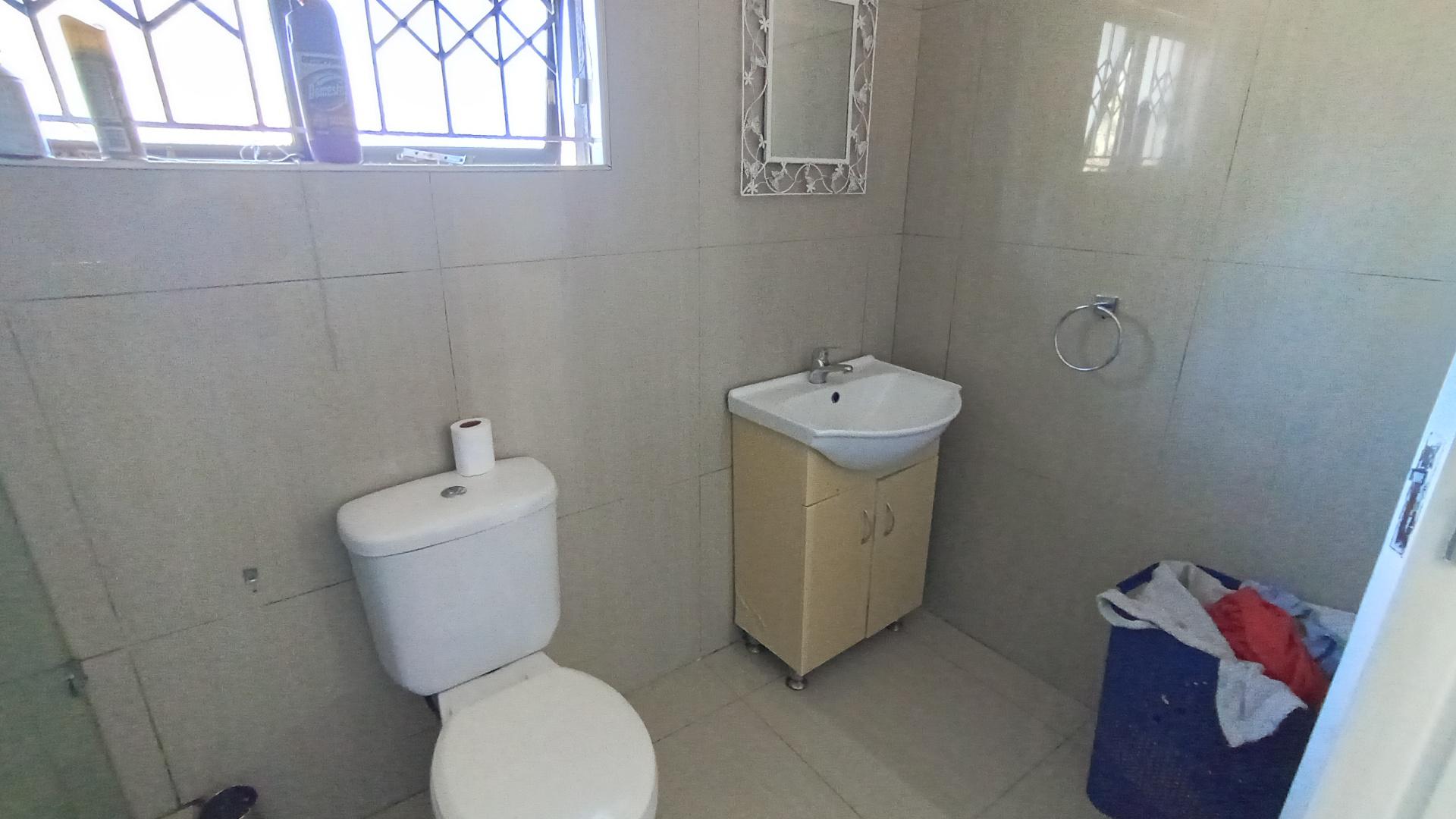 Main Bathroom - 7 square meters of property in Escombe 