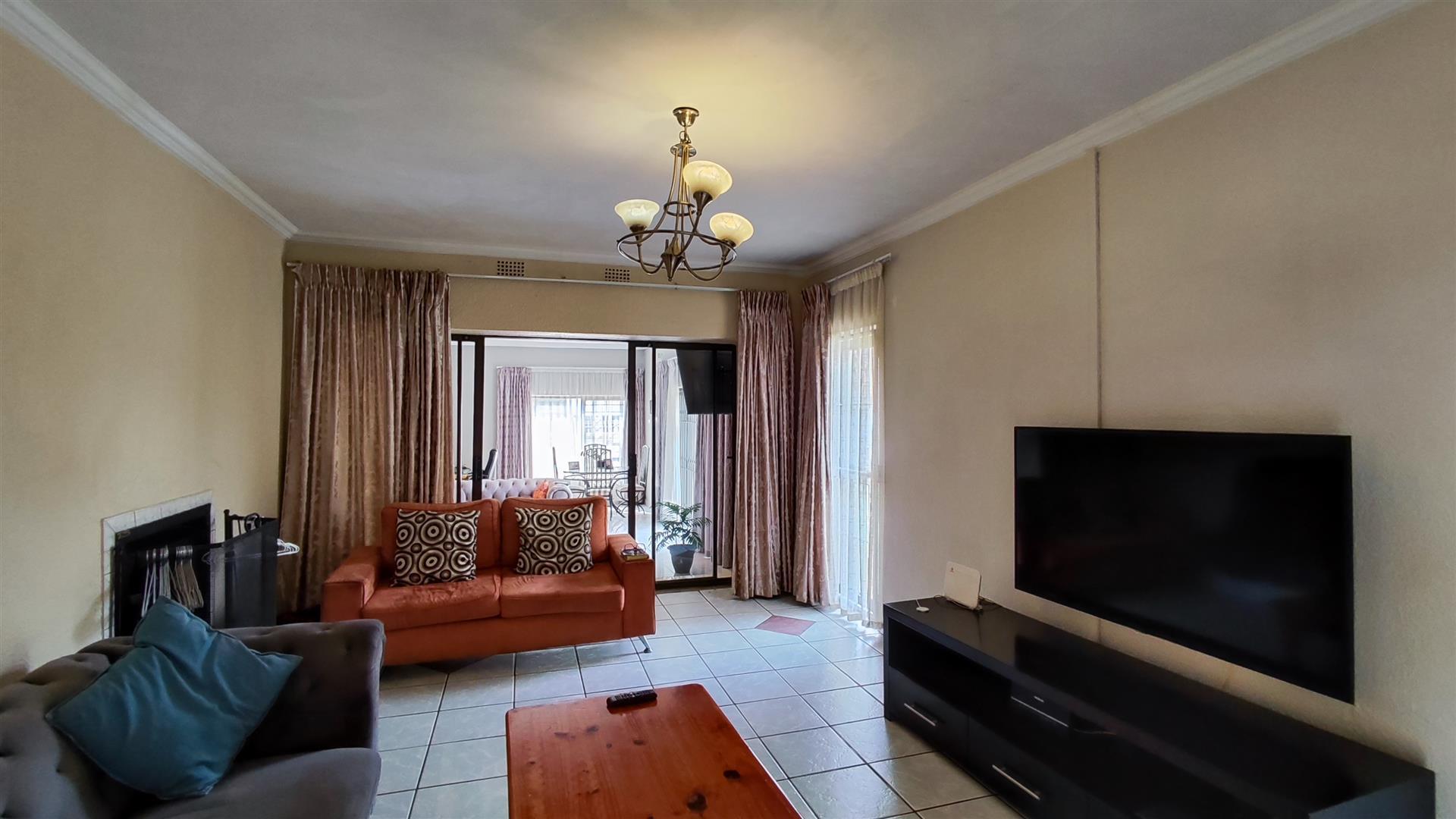 Lounges - 20 square meters of property in Brackendowns