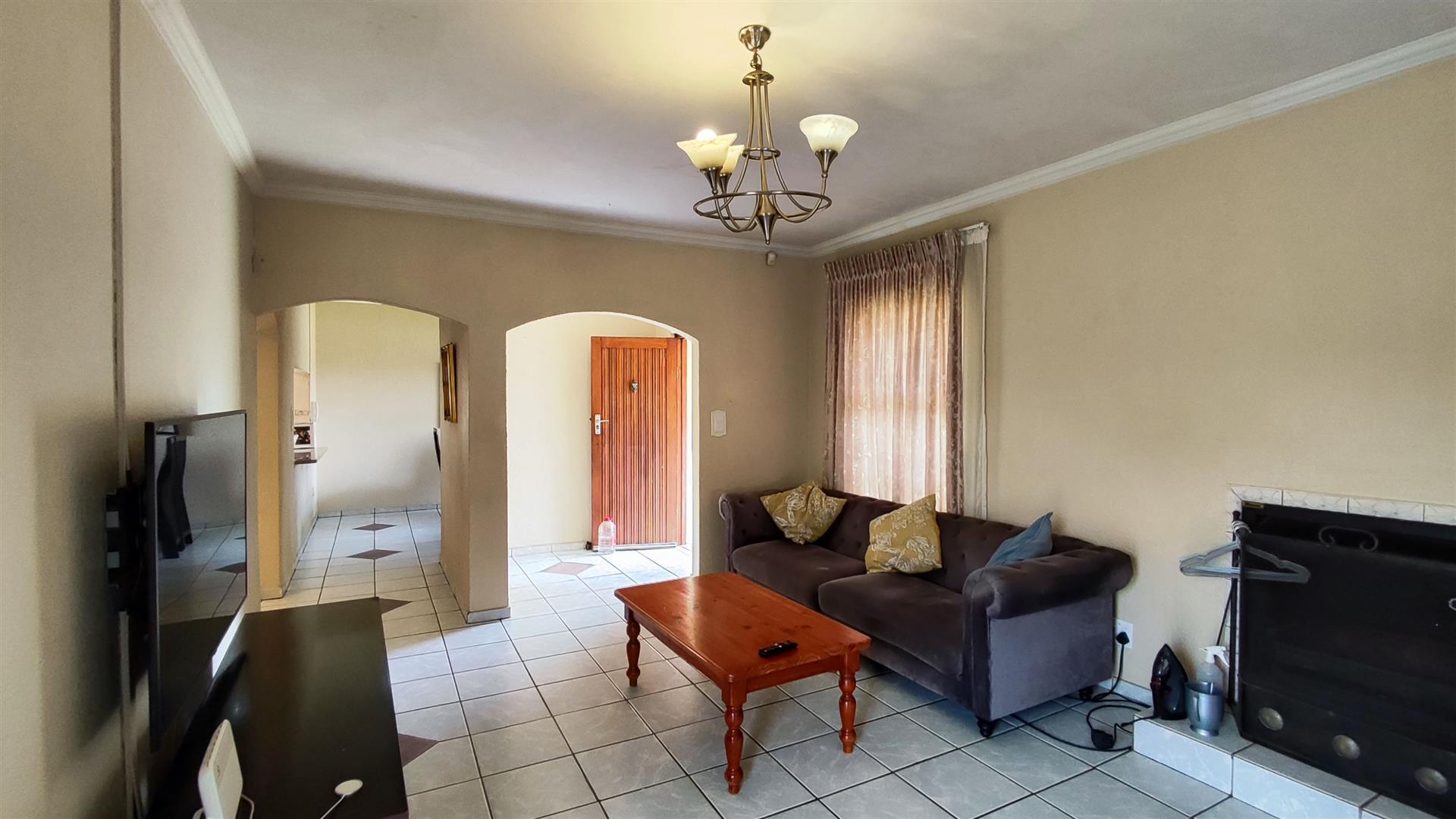 Lounges - 20 square meters of property in Brackendowns