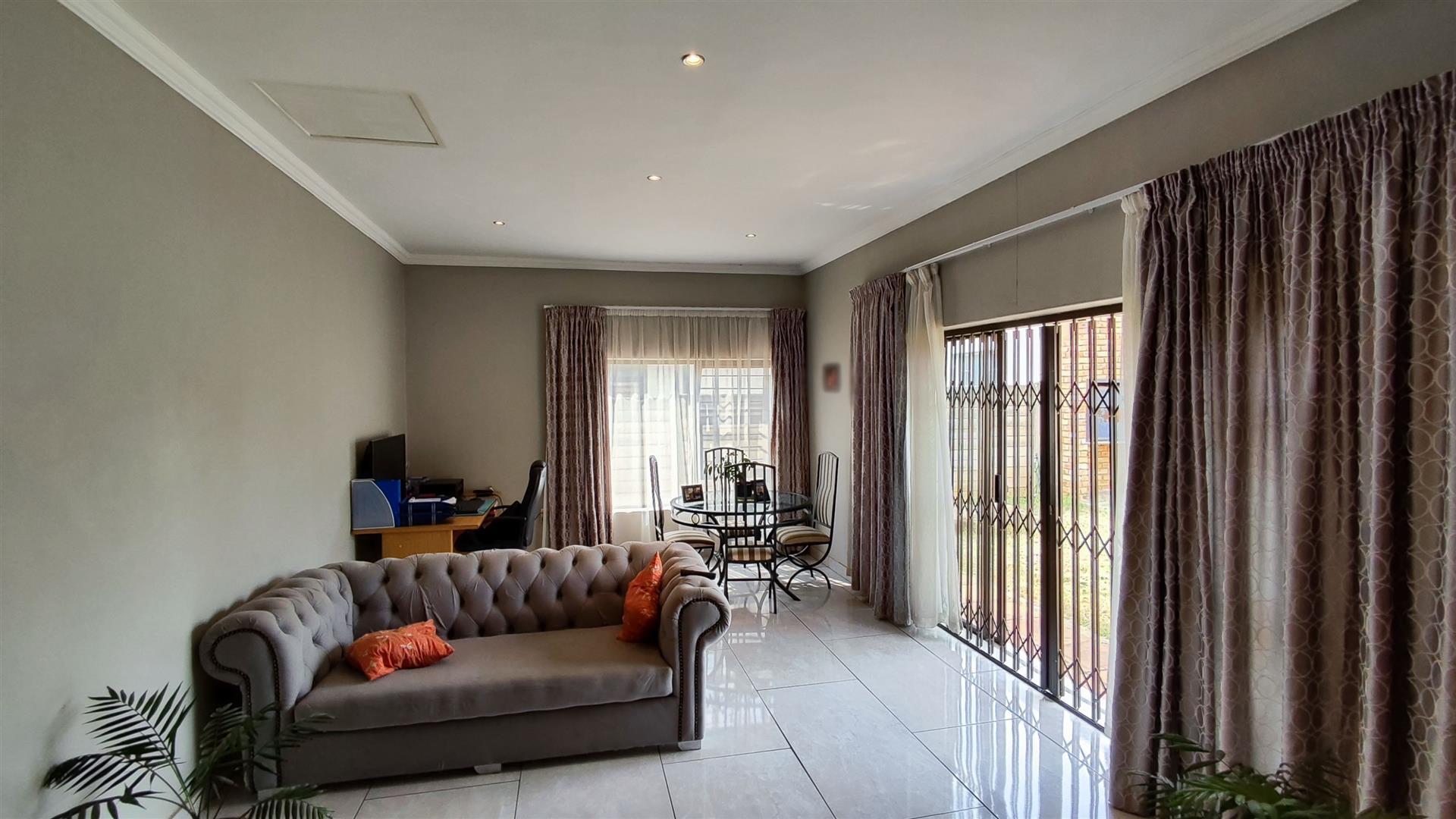 TV Room - 25 square meters of property in Brackendowns