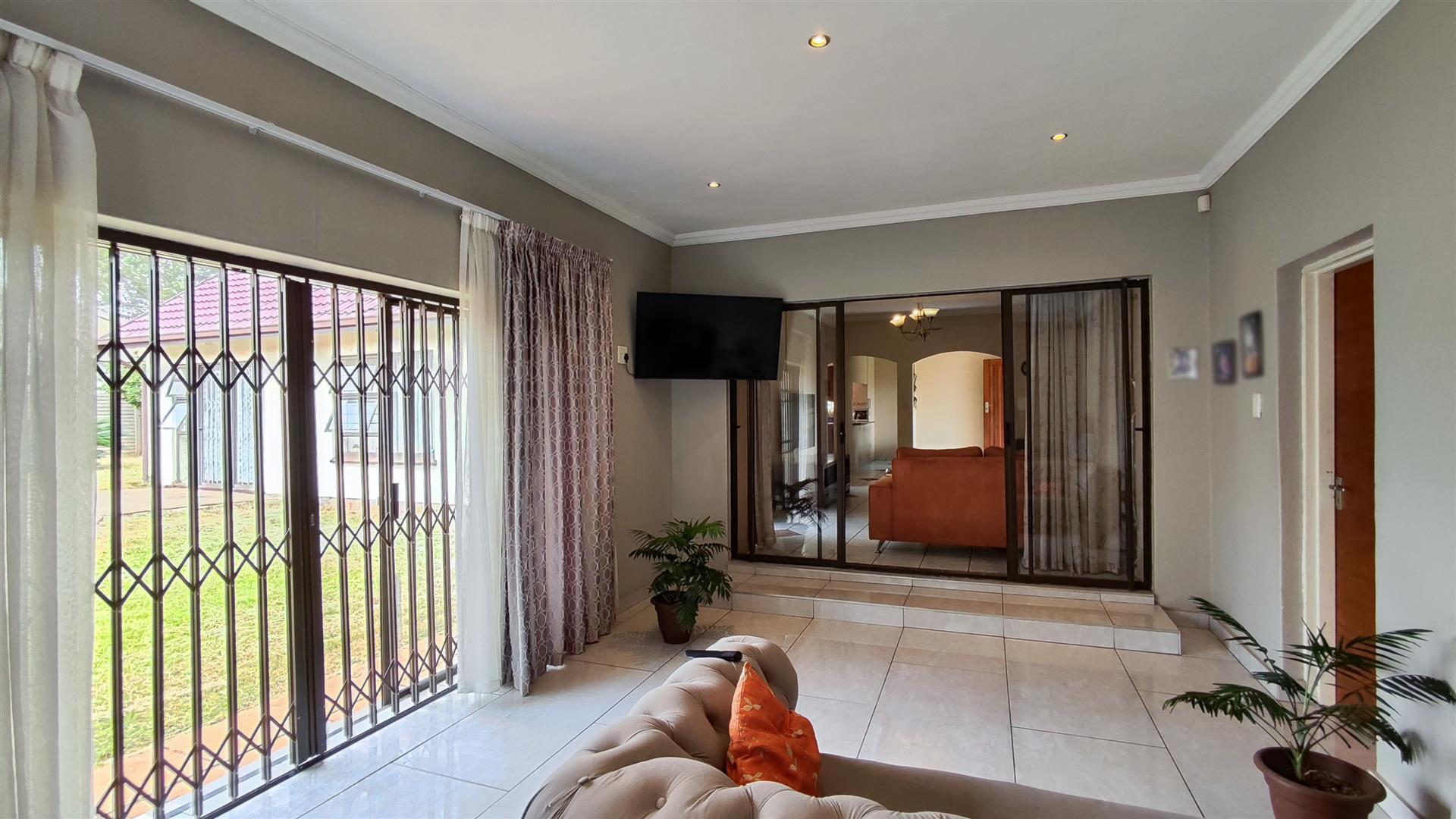 TV Room - 25 square meters of property in Brackendowns