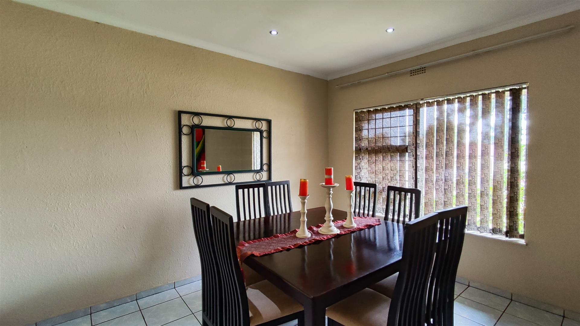 Dining Room - 12 square meters of property in Brackendowns