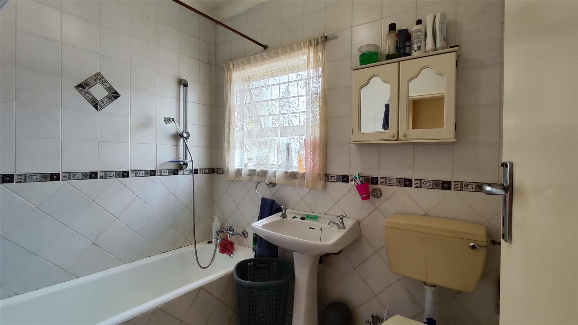 Bathroom 1 - 4 square meters of property in Brackendowns