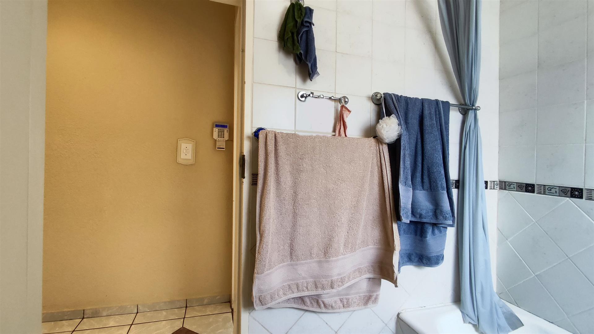 Bathroom 1 - 4 square meters of property in Brackendowns