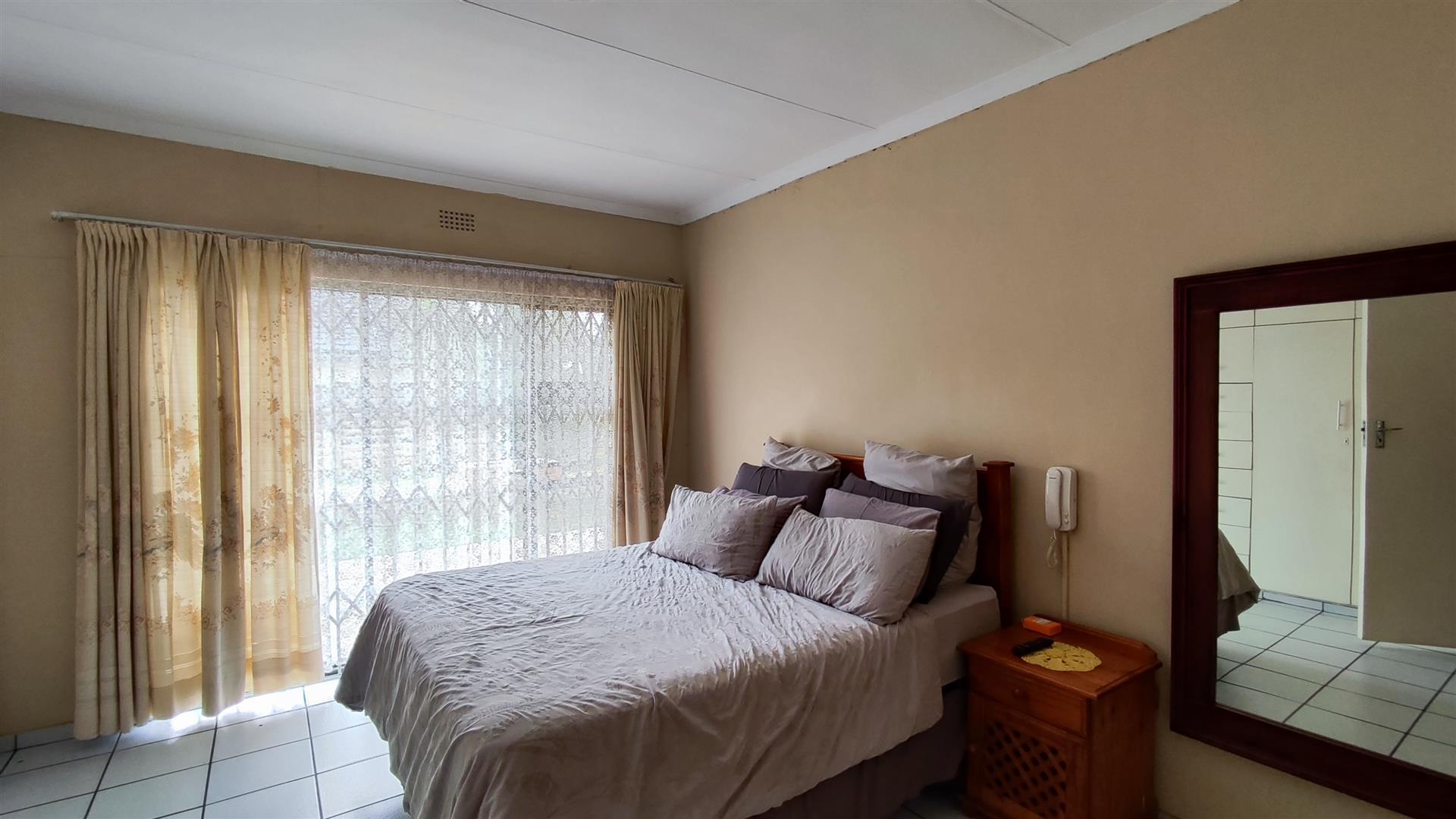 Main Bedroom - 18 square meters of property in Brackendowns
