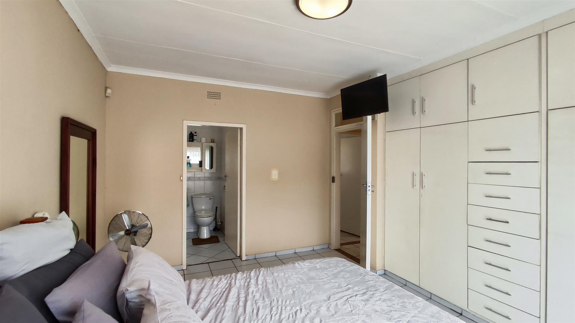 Main Bedroom - 18 square meters of property in Brackendowns