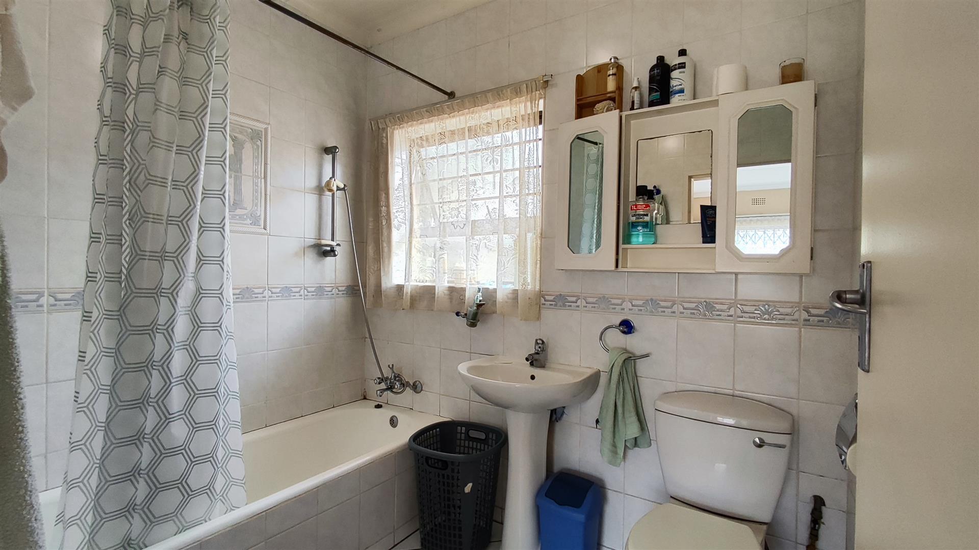 Main Bathroom - 4 square meters of property in Brackendowns