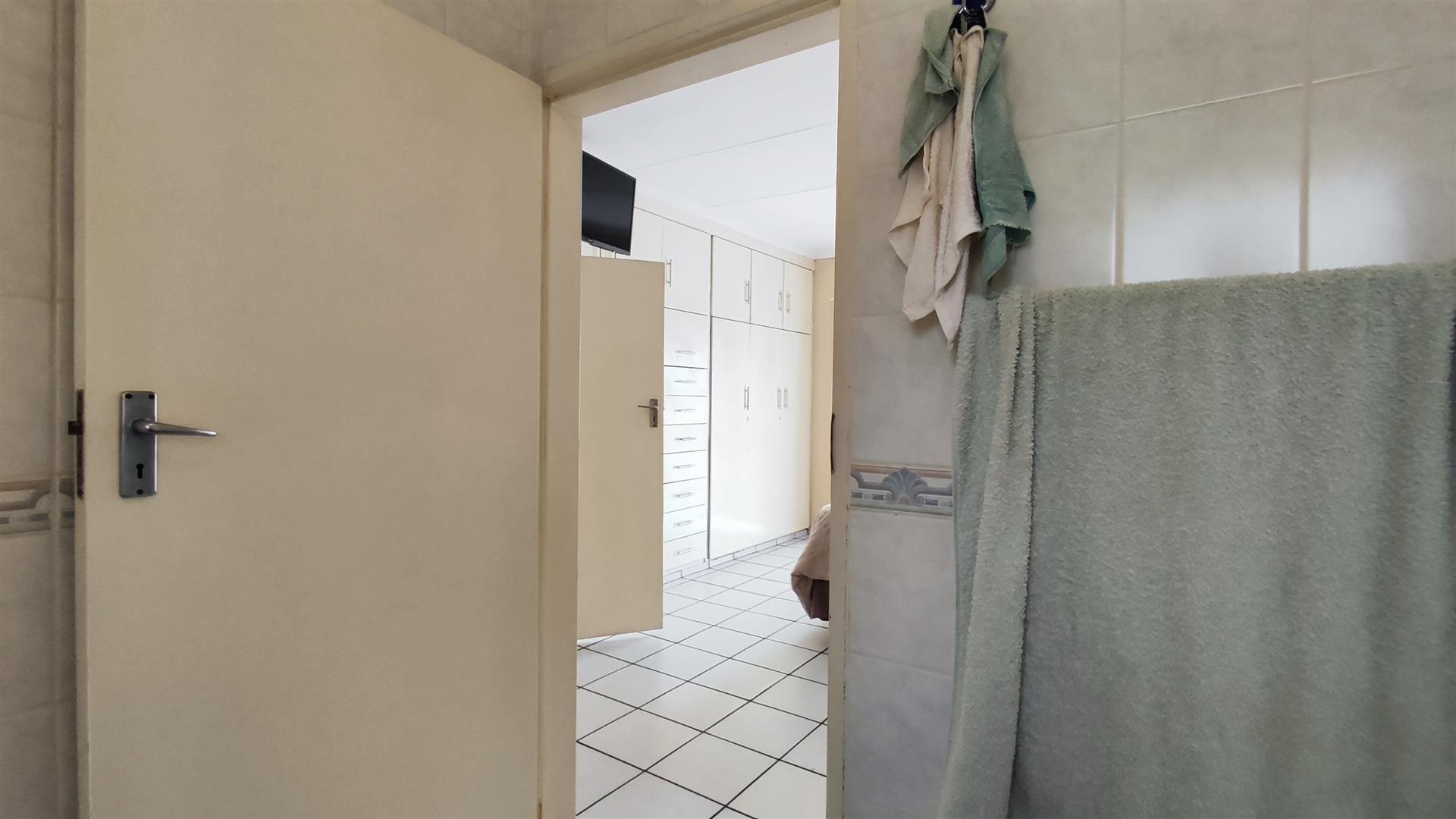 Main Bedroom - 18 square meters of property in Brackendowns