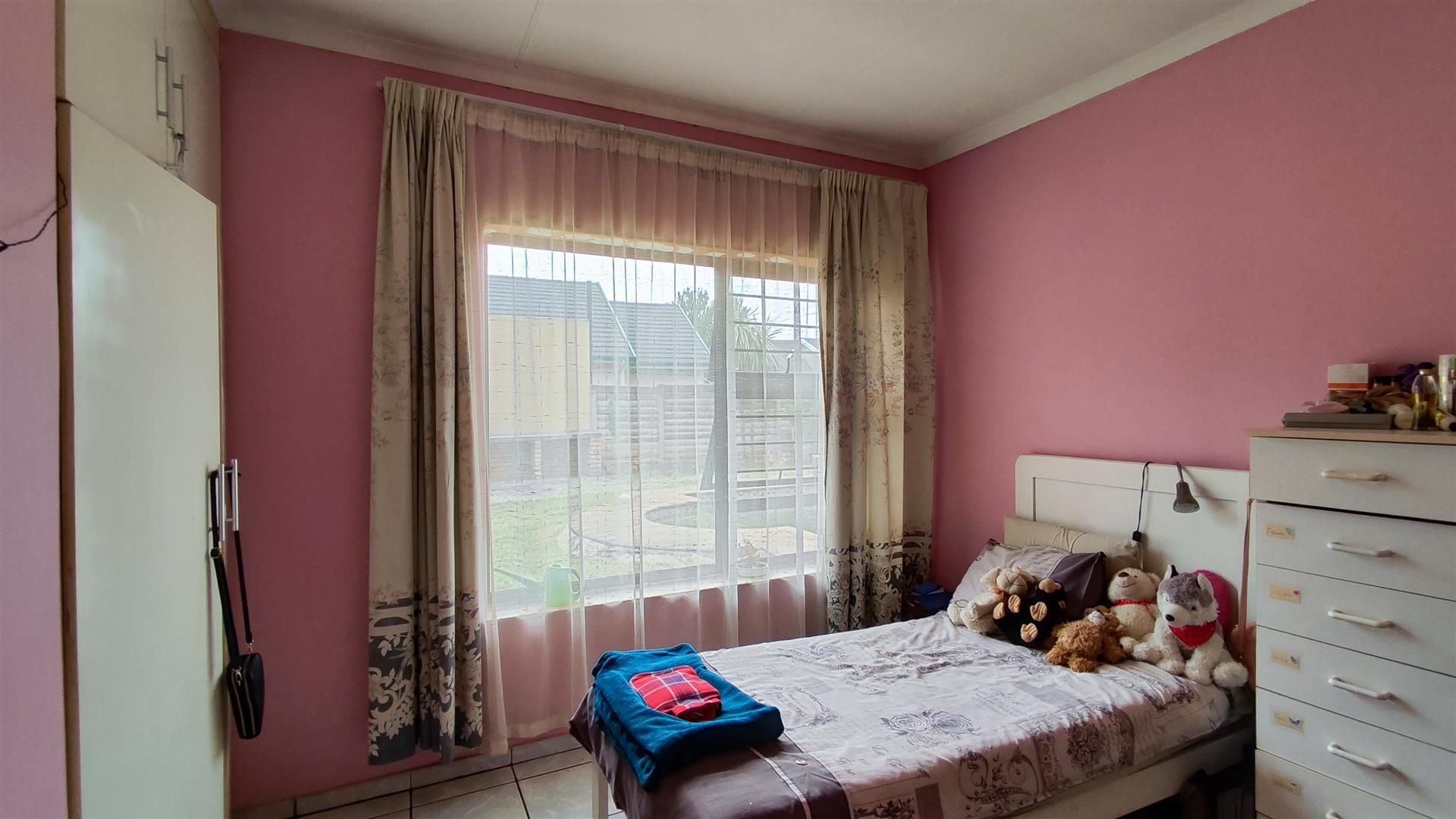 Bed Room 1 - 11 square meters of property in Brackendowns