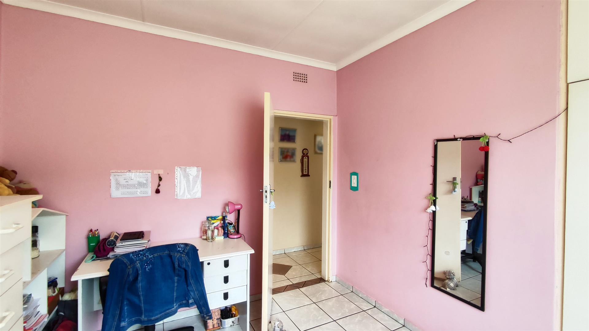 Bed Room 1 - 11 square meters of property in Brackendowns