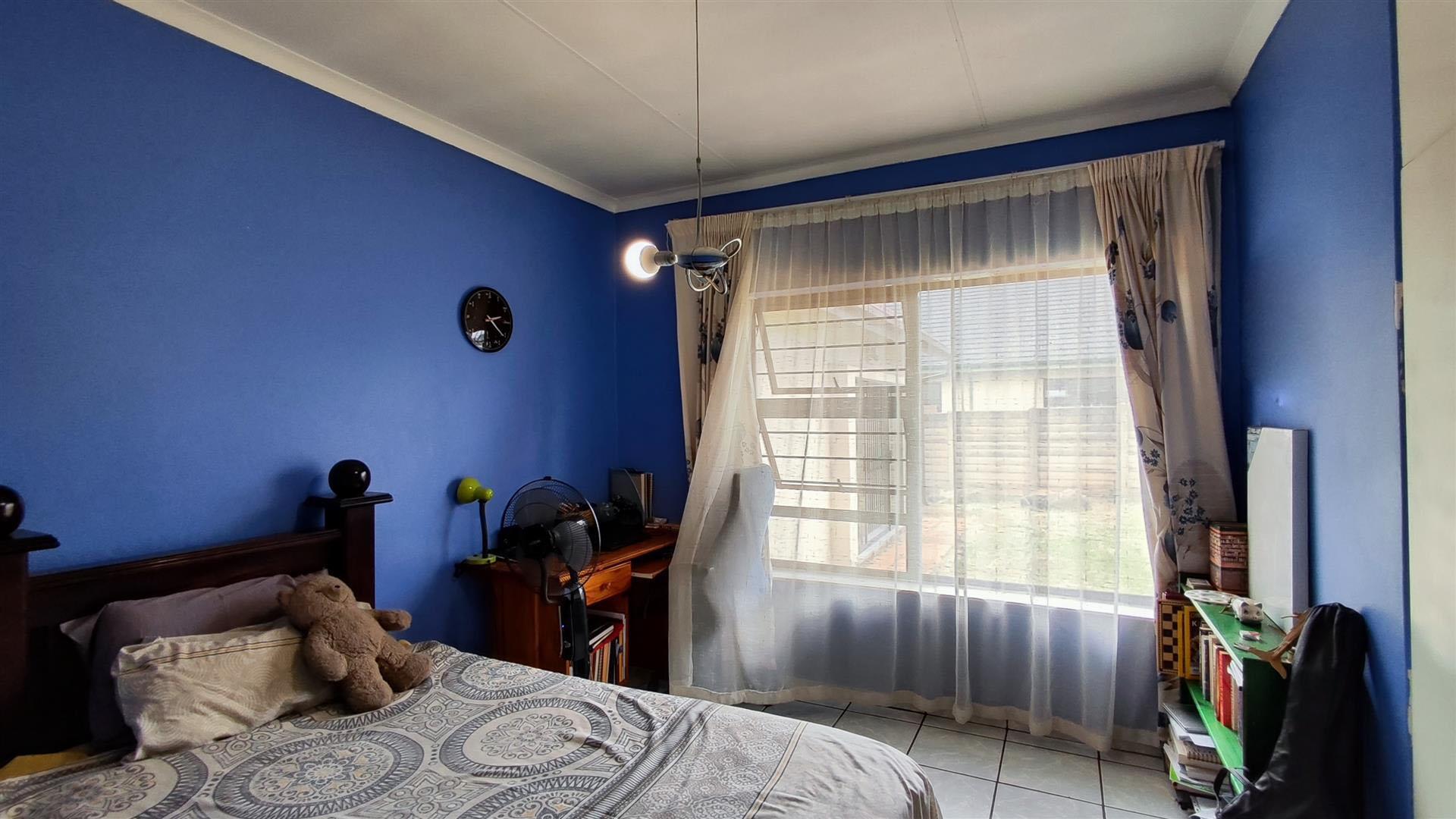 Bed Room 2 - 11 square meters of property in Brackendowns