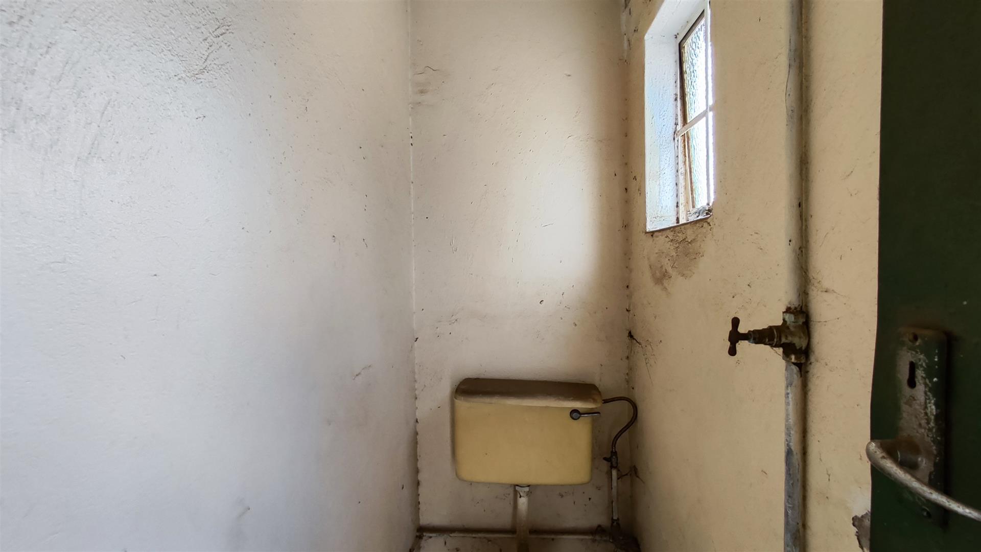 Staff Bathroom - 2 square meters of property in Brackendowns