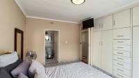 Main Bedroom - 18 square meters of property in Brackendowns