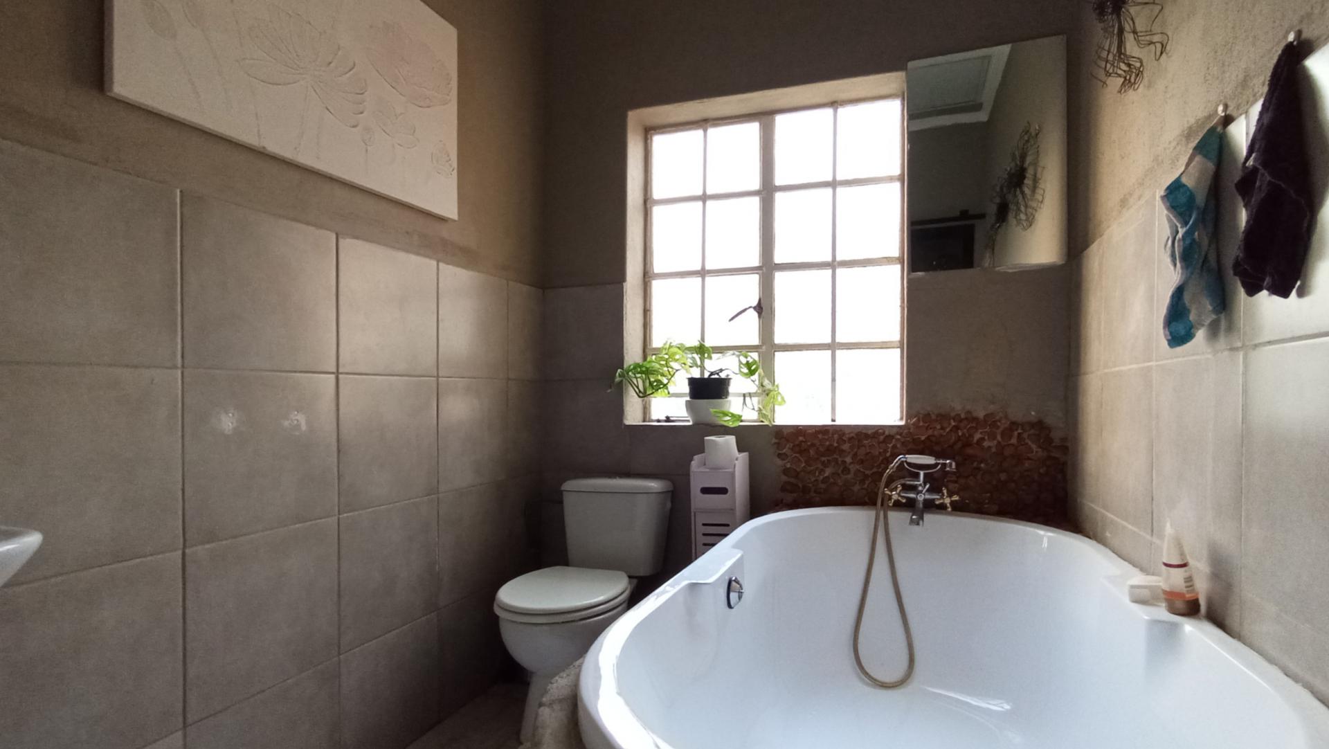 Bathroom 1 - 7 square meters of property in Fishers Hill