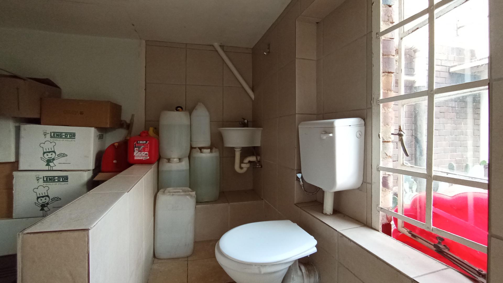 Bathroom 1 - 7 square meters of property in Fishers Hill