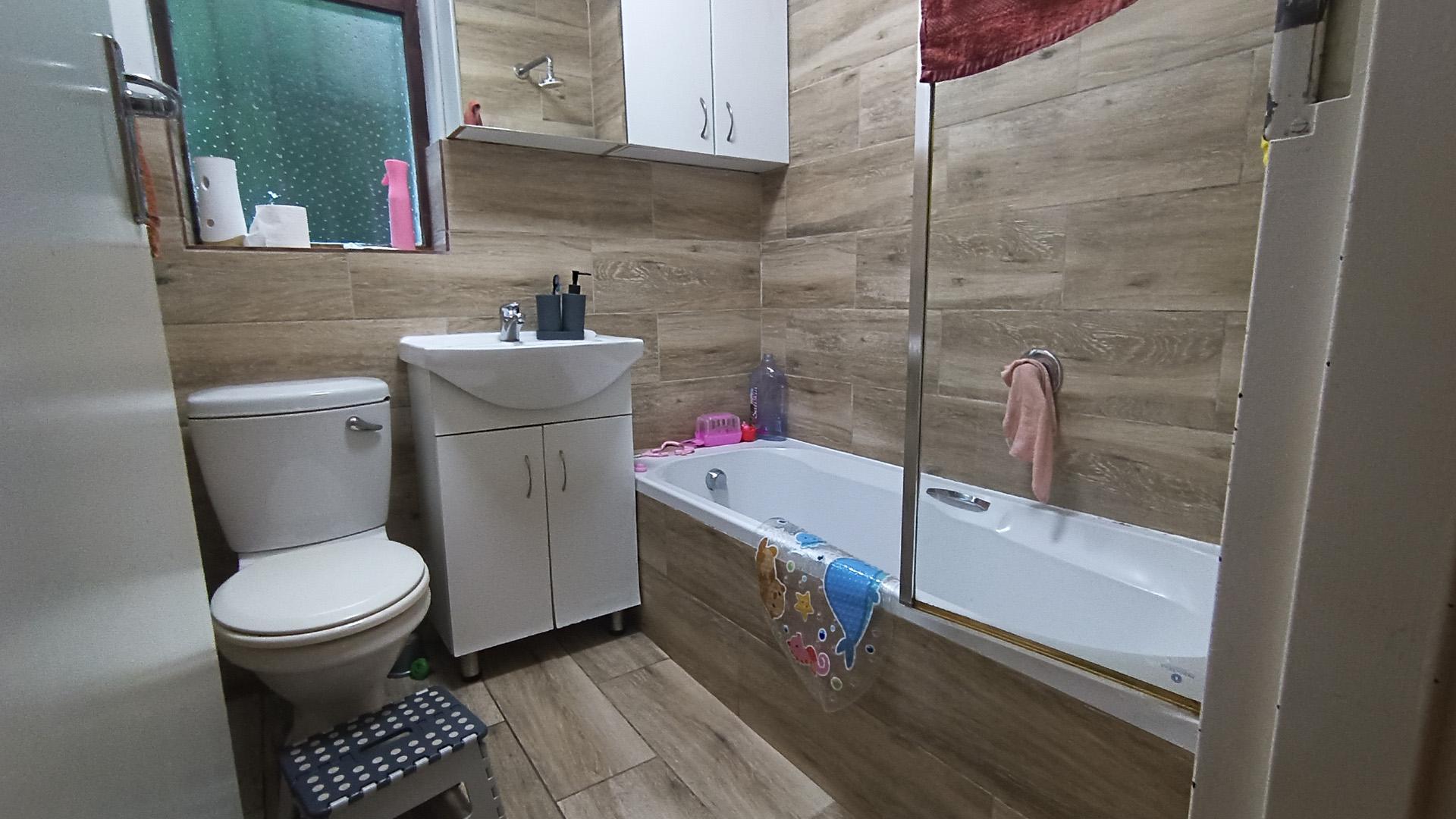 Bathroom 1 - 5 square meters of property in Pinelands