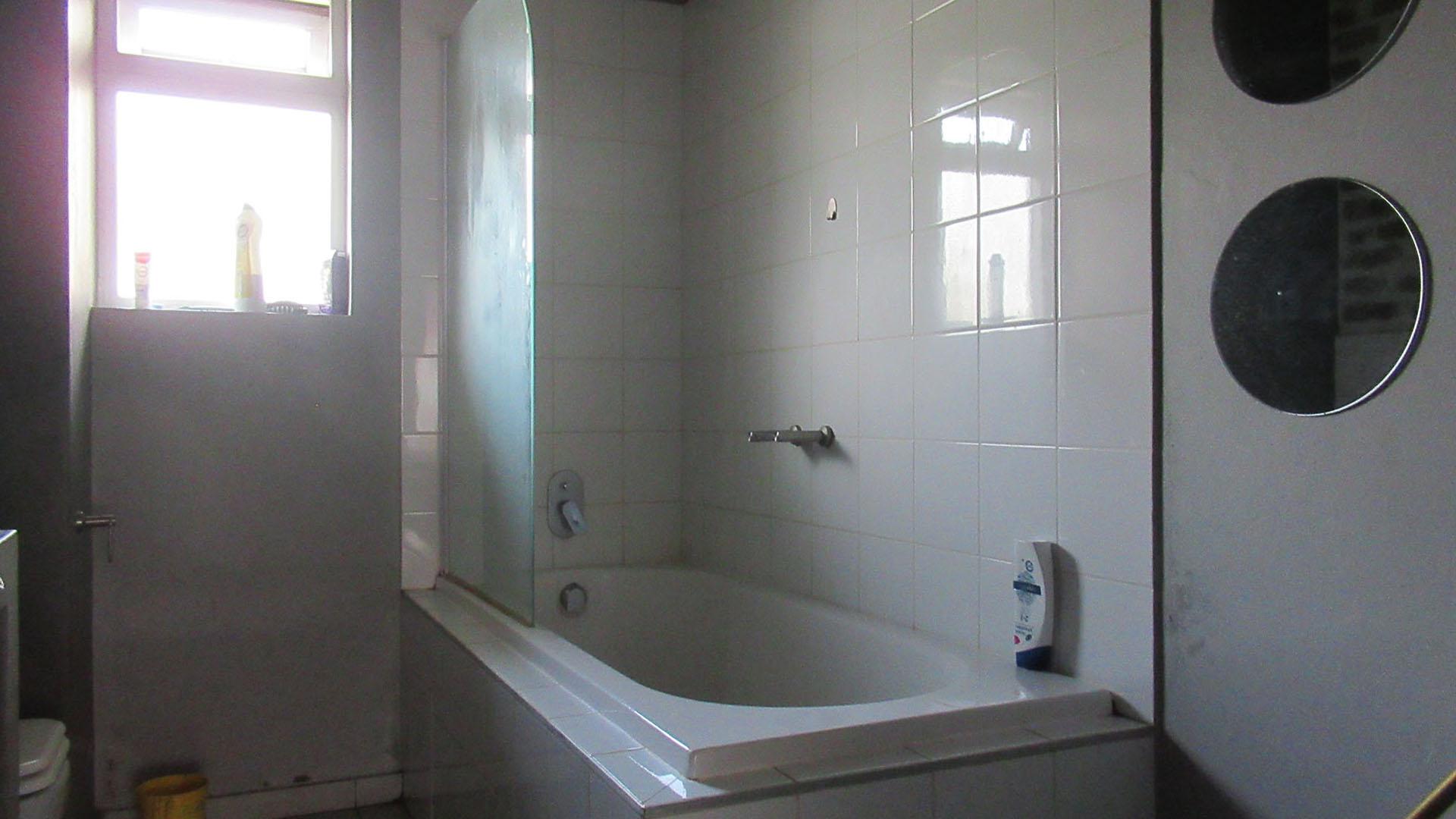 Bathroom 1 - 5 square meters of property in Northgate (JHB)