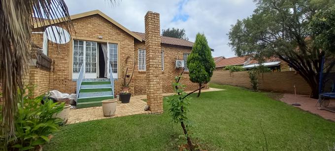 3 Bedroom Simplex for Sale For Sale in Honeydew Manor - MR672350