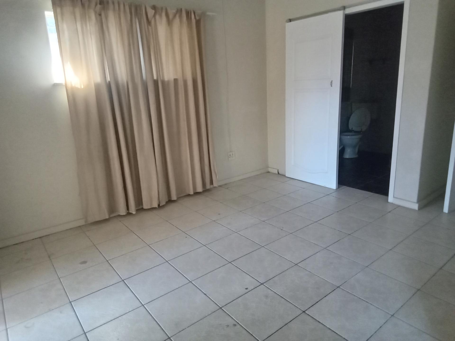 Main Bedroom of property in Castleview