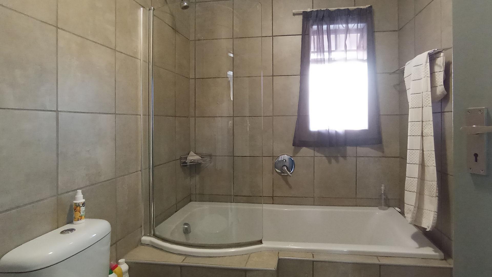 Bathroom 1 - 5 square meters of property in Montana Tuine