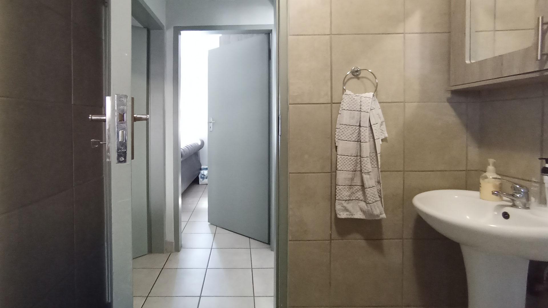 Bathroom 1 - 5 square meters of property in Montana Tuine