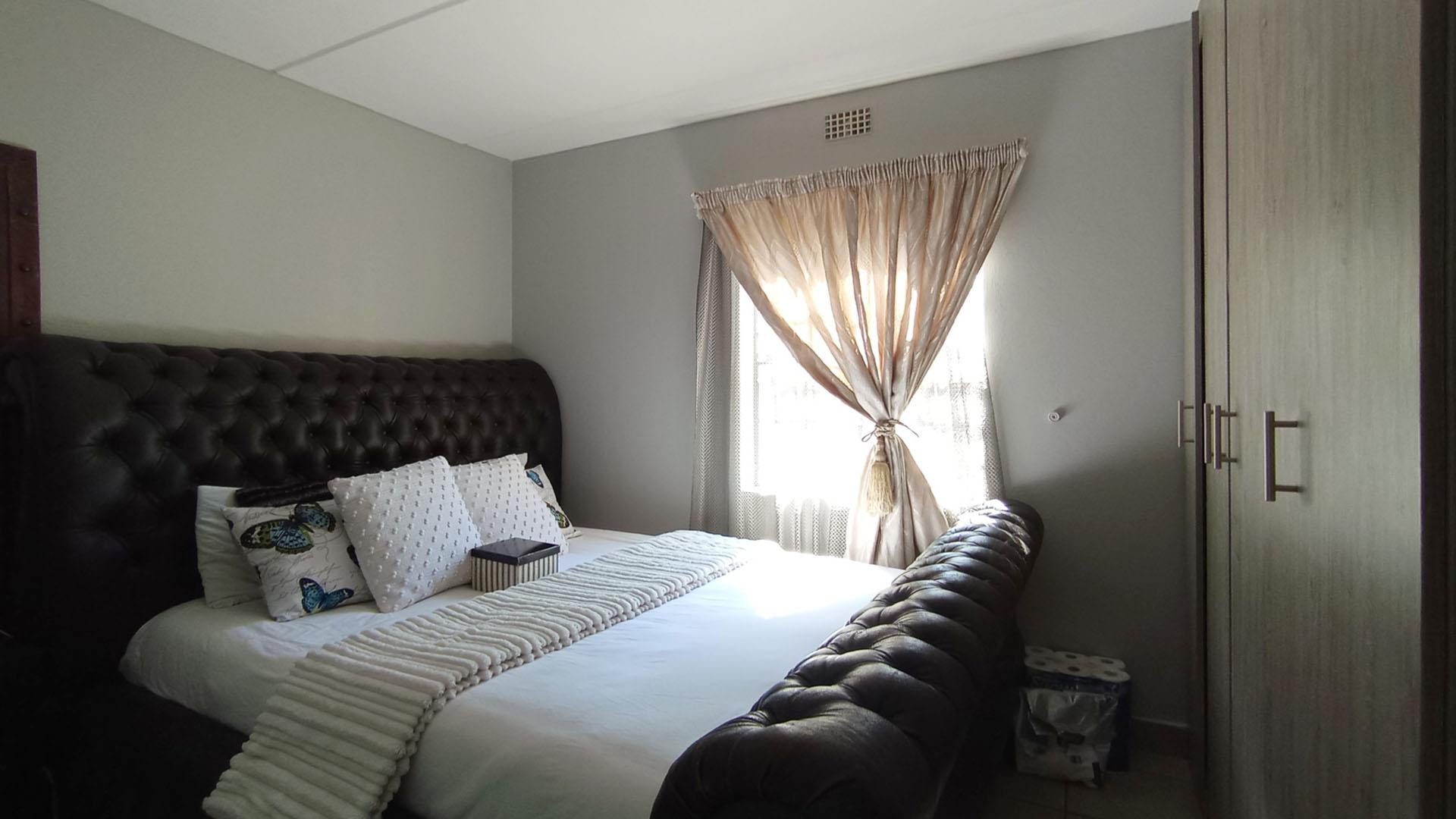 Bed Room 1 - 12 square meters of property in Montana Tuine