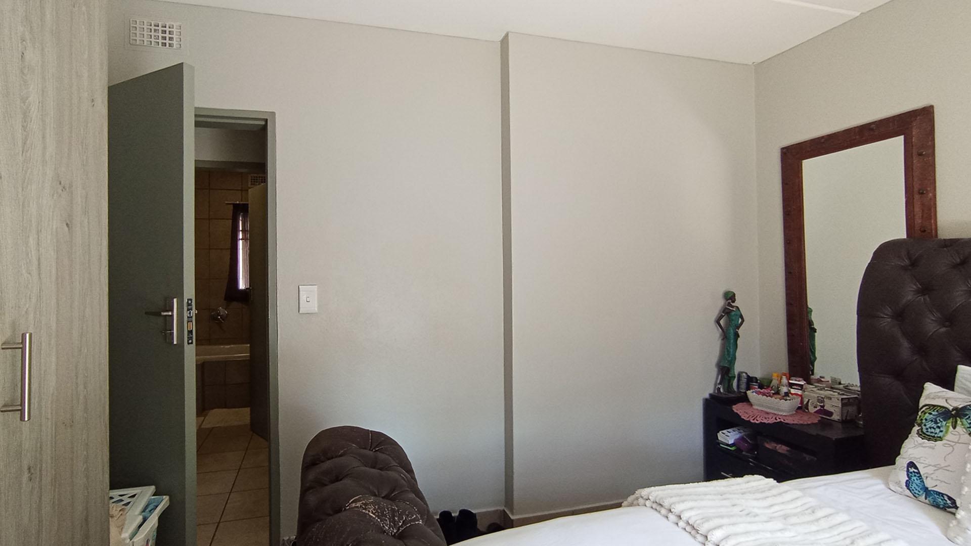 Bed Room 1 - 12 square meters of property in Montana Tuine