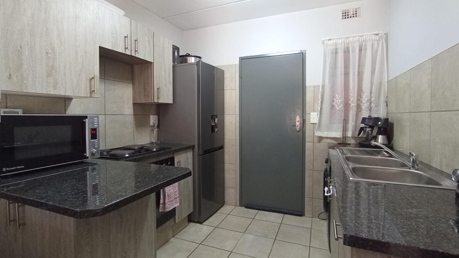 Kitchen - 7 square meters of property in Montana Tuine