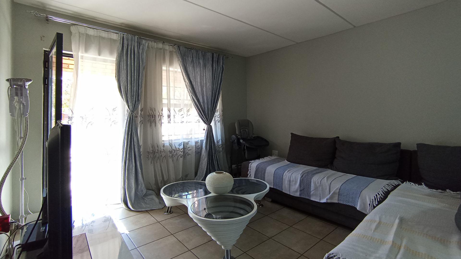 Lounges - 16 square meters of property in Montana Tuine