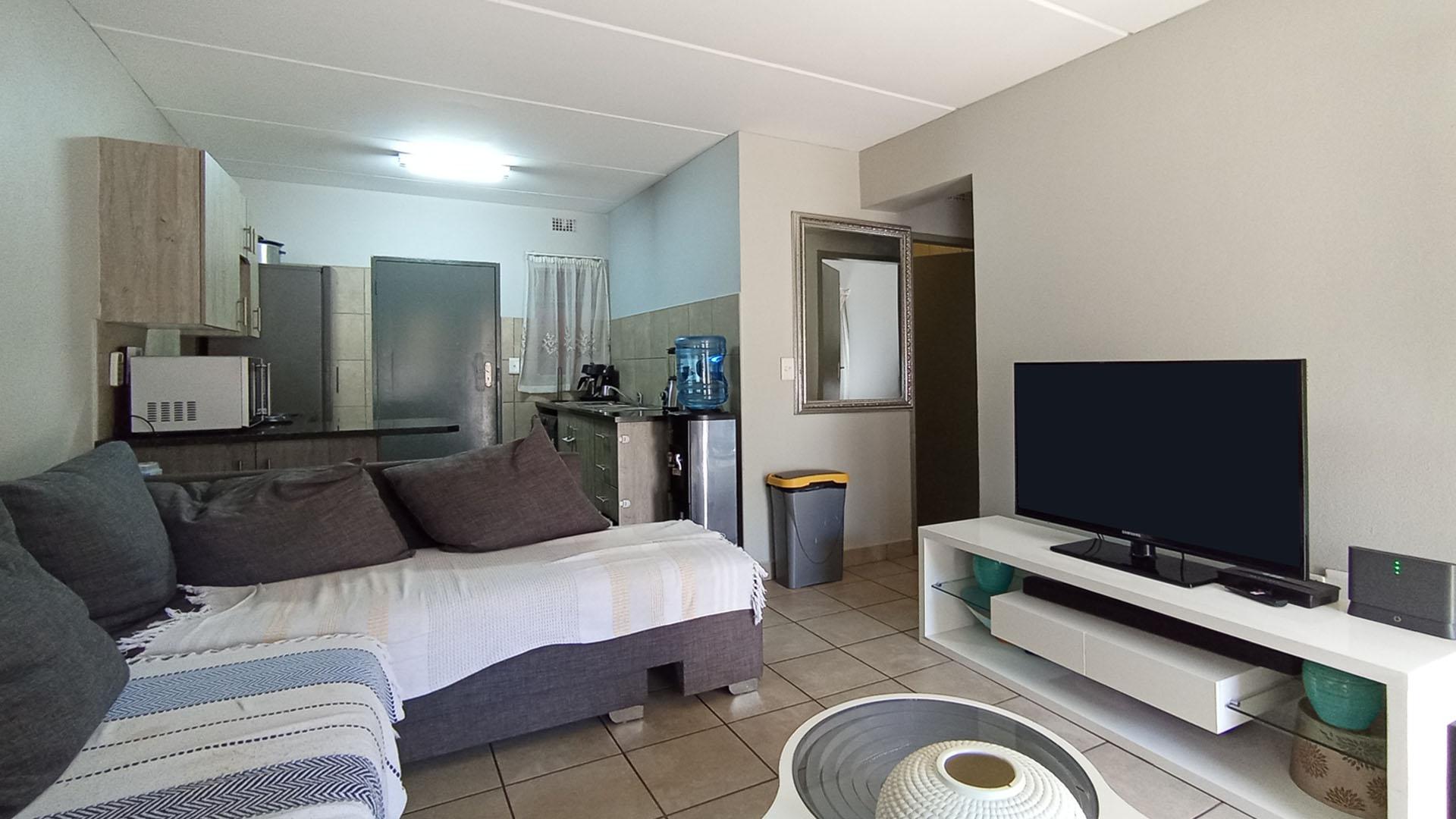 Lounges - 16 square meters of property in Montana Tuine