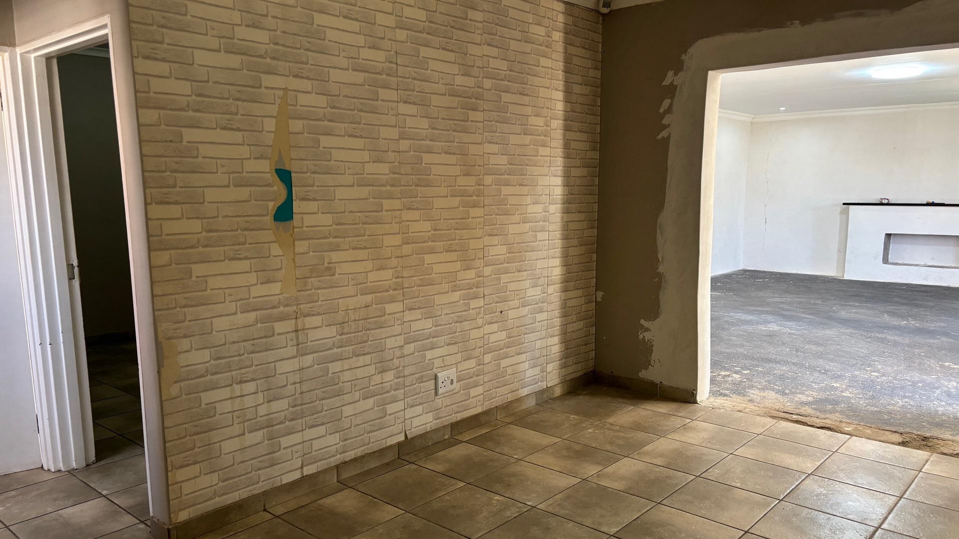 Dining Room of property in Roodepan