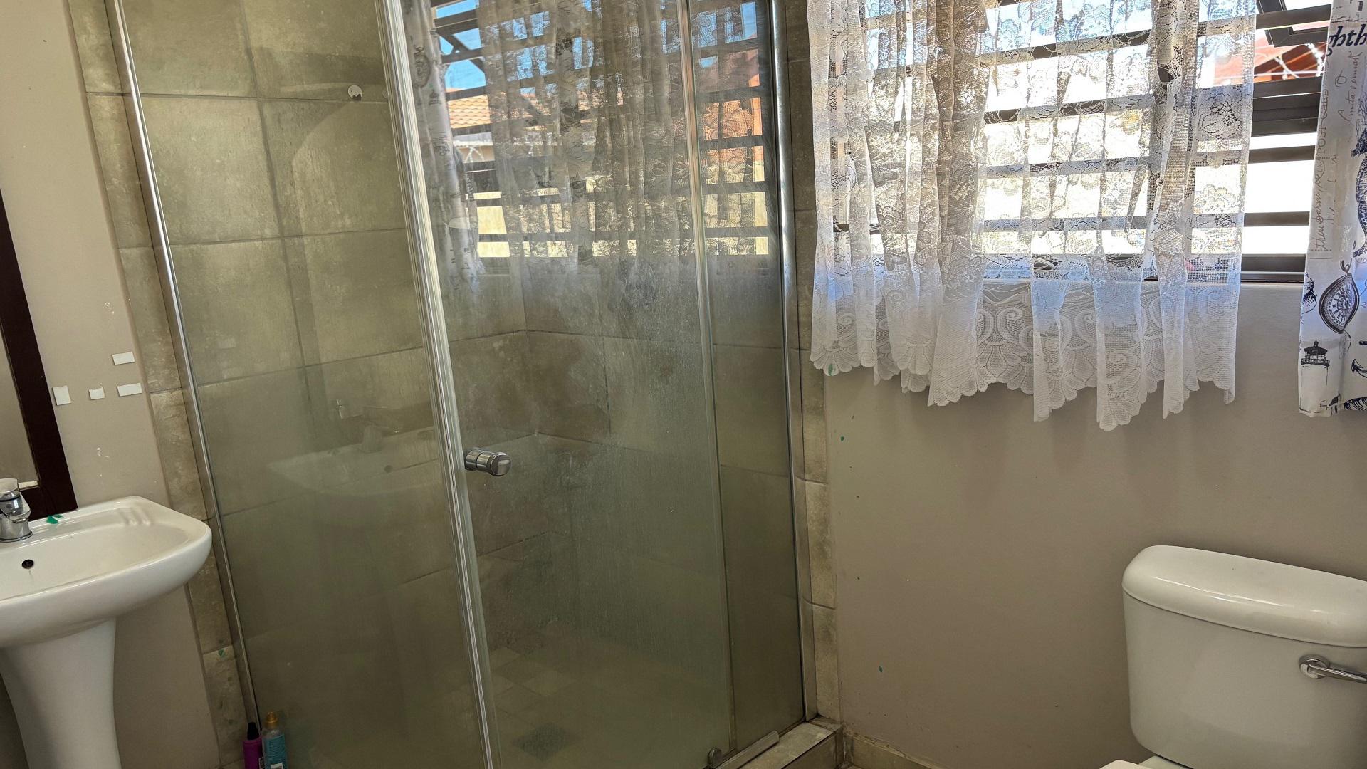 Bathroom 1 of property in Roodepan