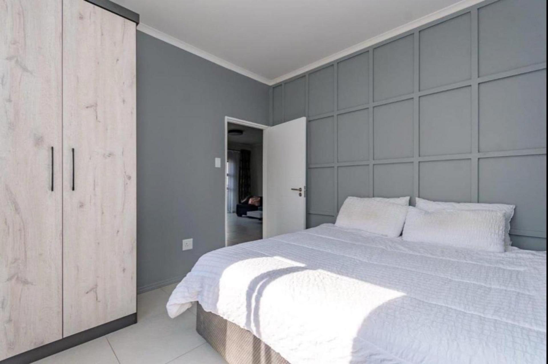 Bed Room 1 of property in Erand Gardens