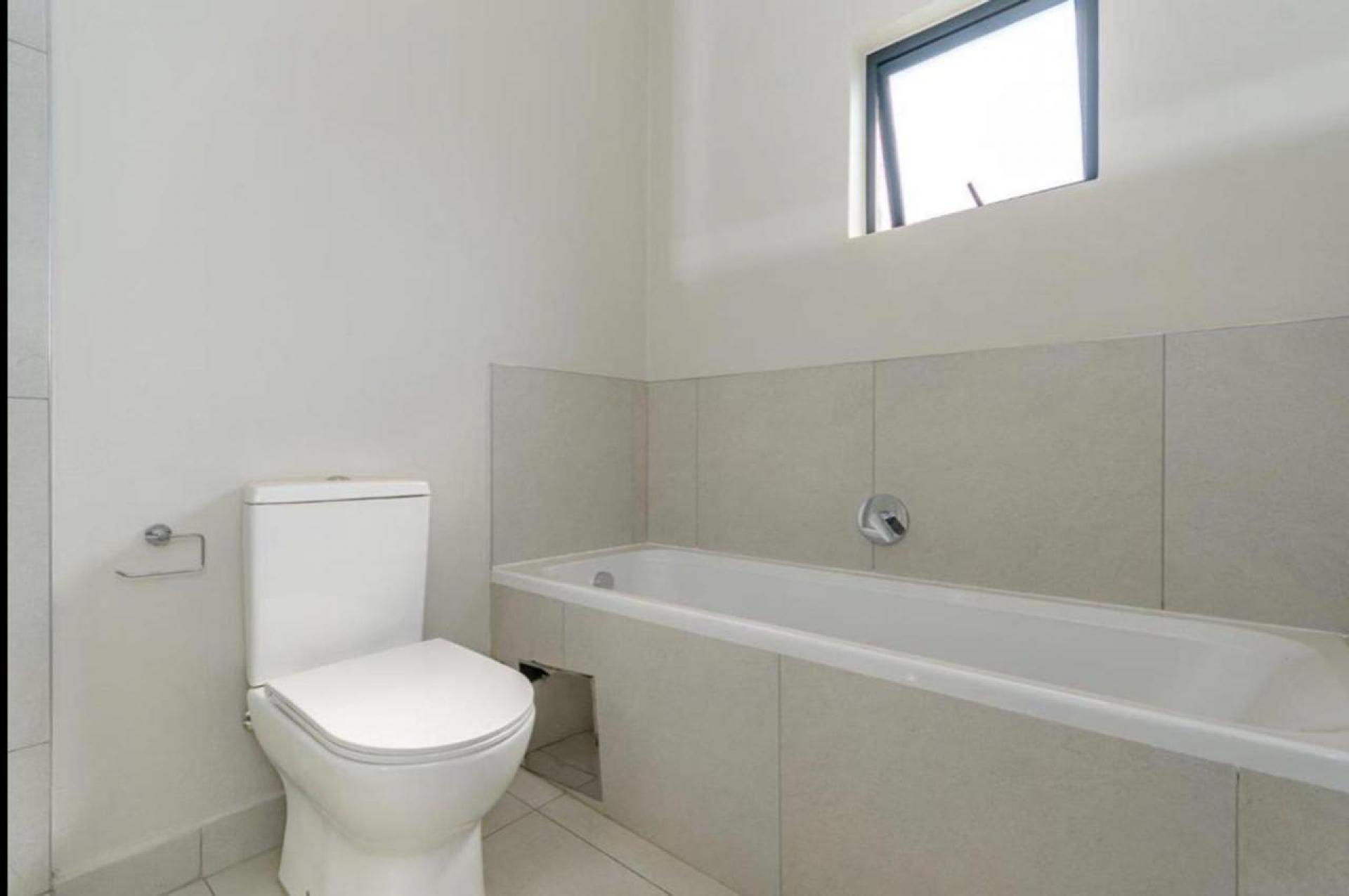 Bathroom 1 of property in Erand Gardens