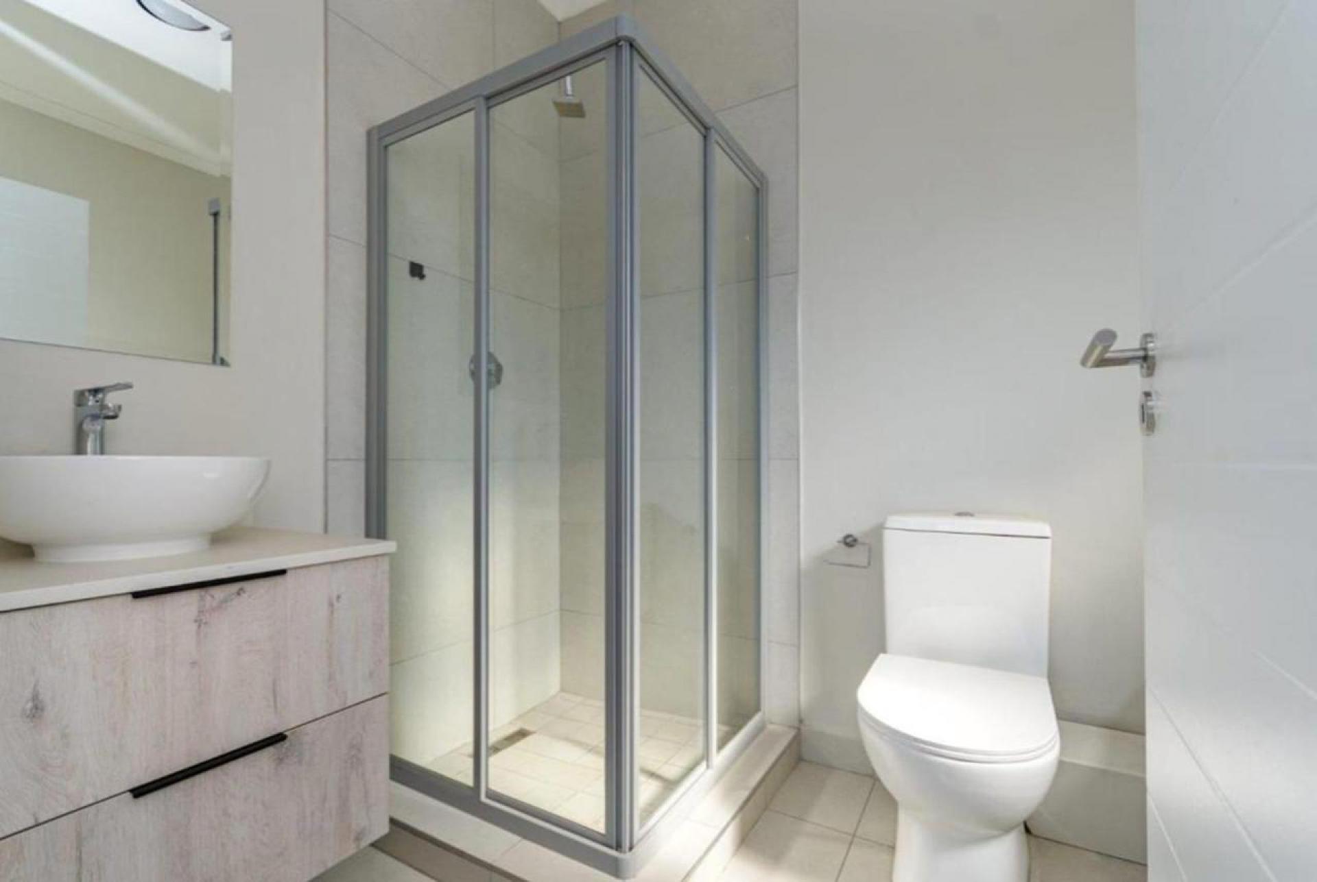 Bathroom 1 of property in Erand Gardens