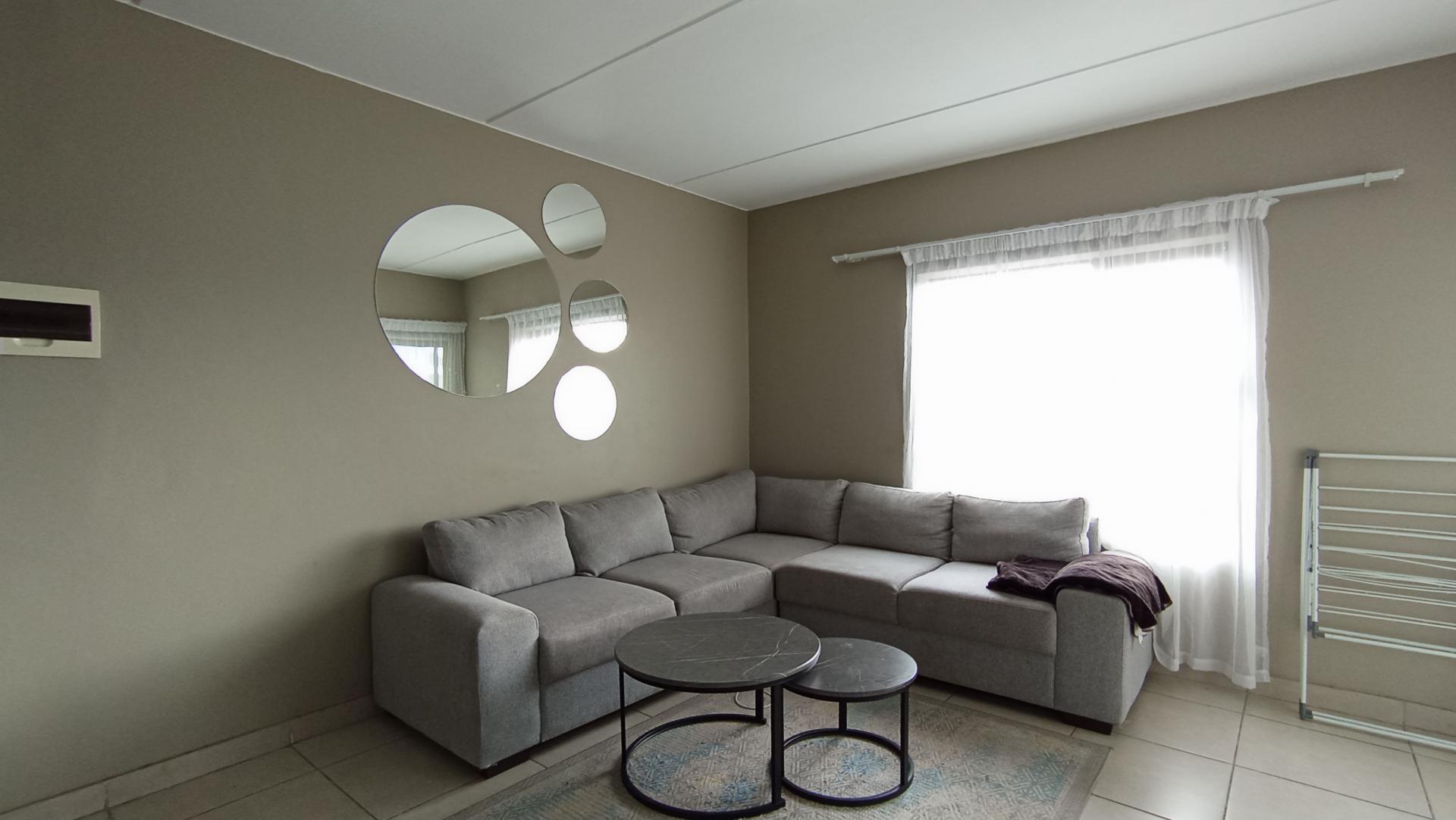 Lounges - 15 square meters of property in Glen Austin AH (Midrand)