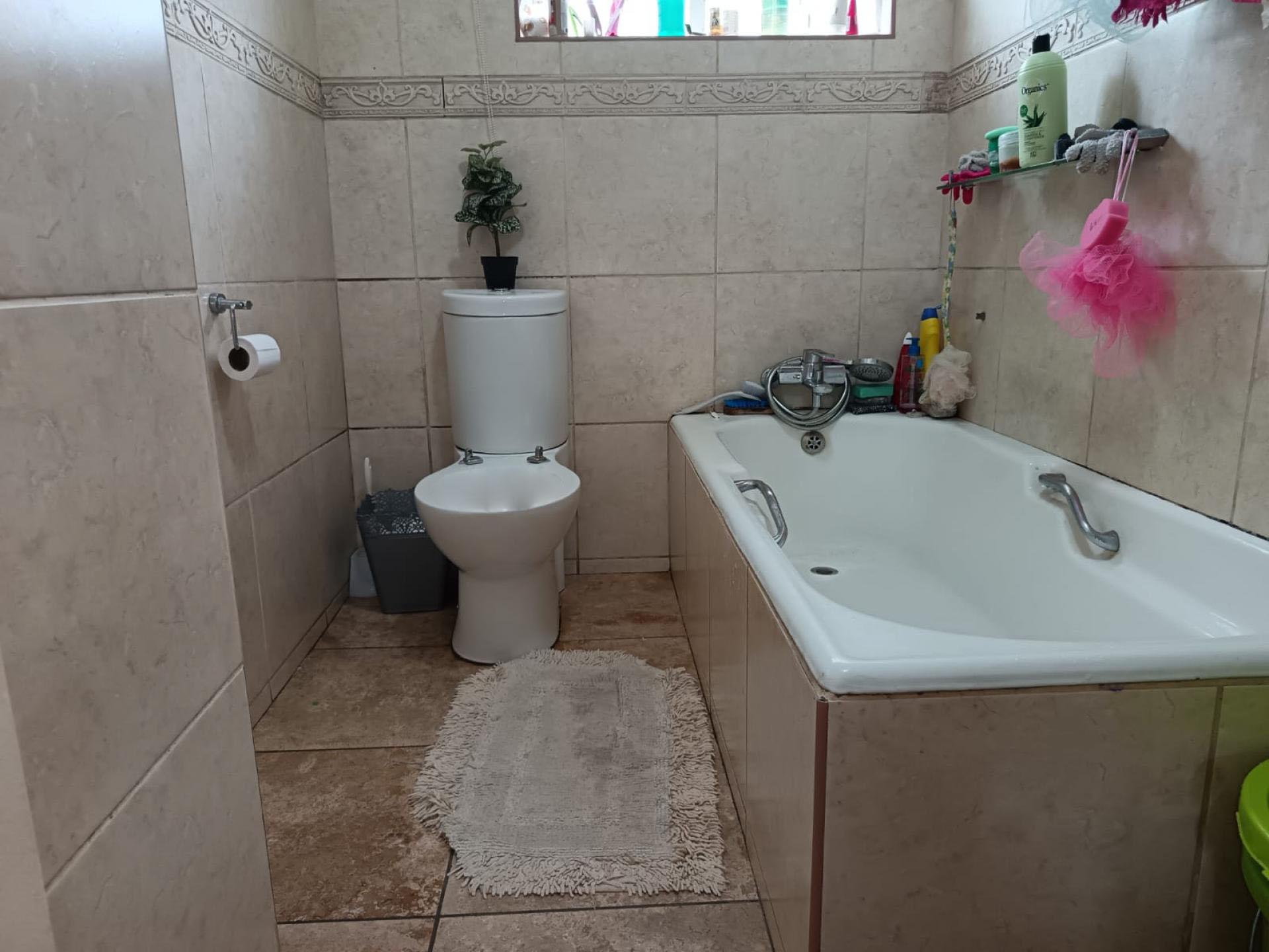Bathroom 1 - 3 square meters of property in Kempton Park