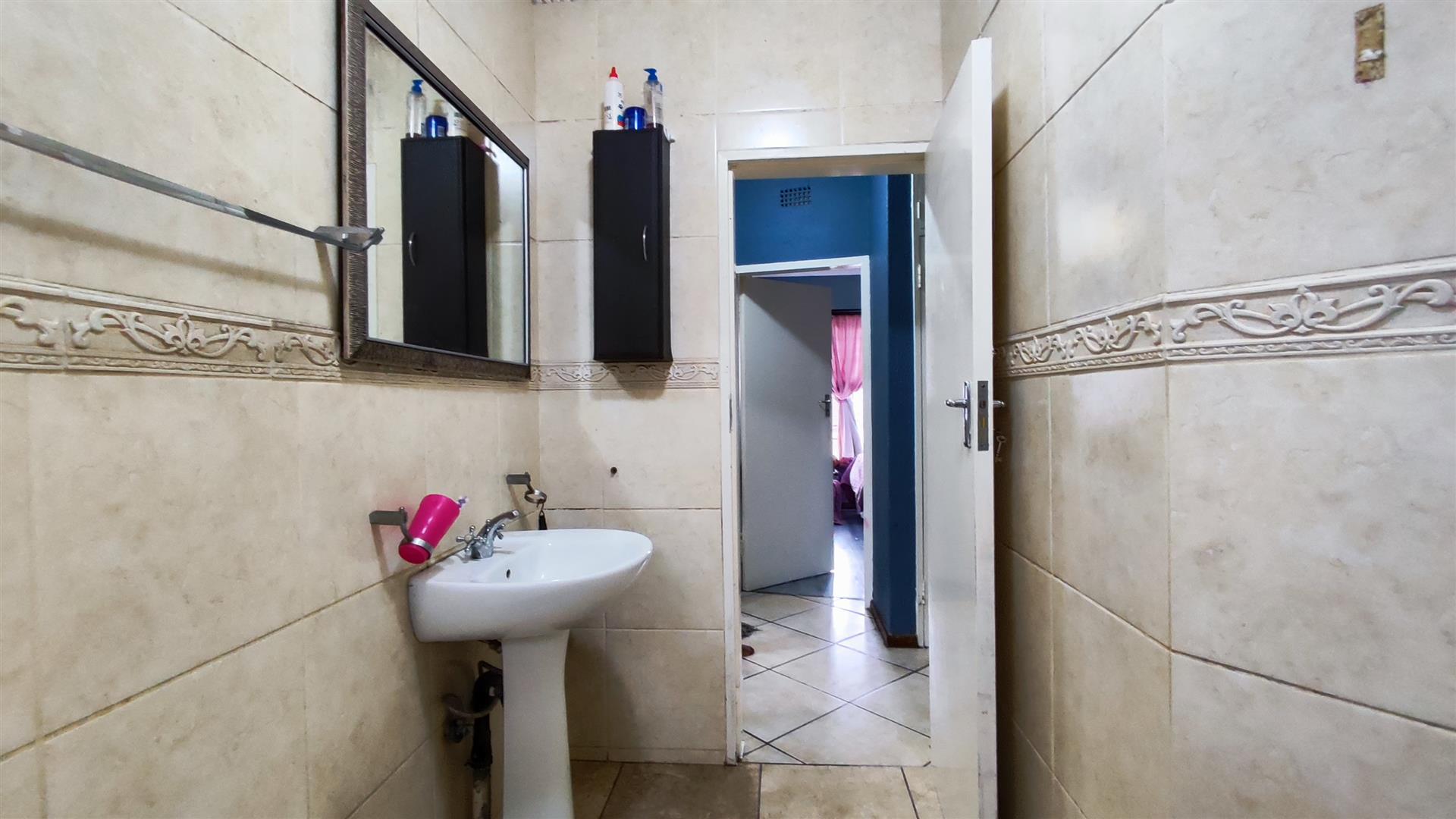 Bathroom 2 - 5 square meters of property in Kempton Park