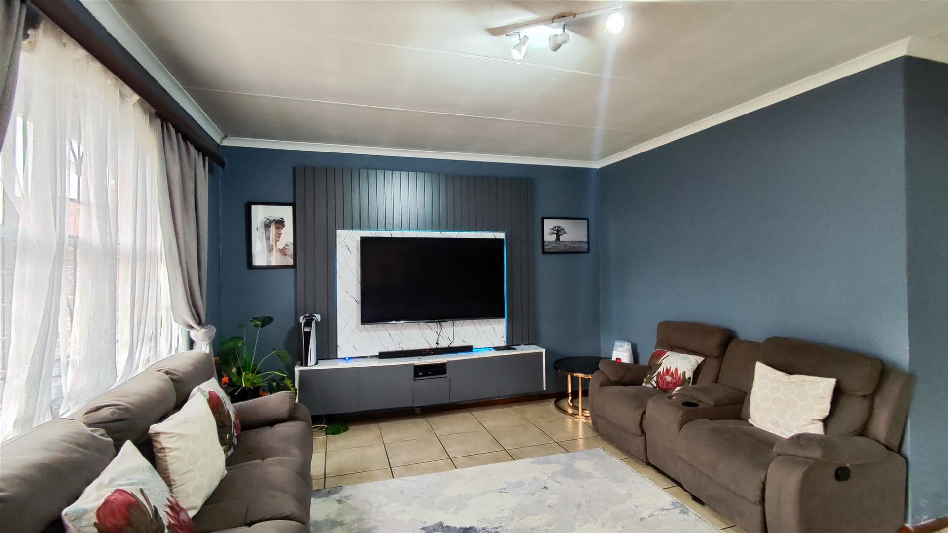 Lounges - 20 square meters of property in Kempton Park
